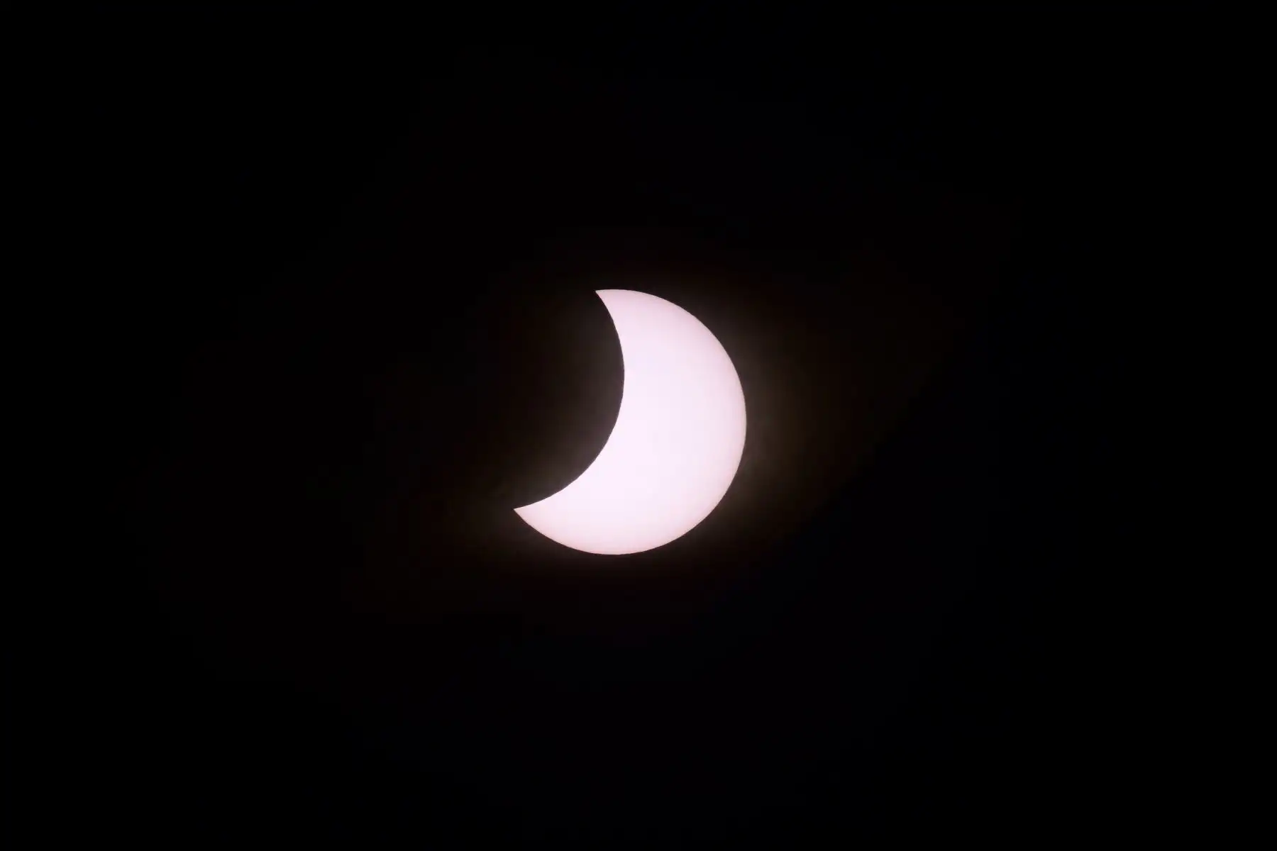La luna cubre parcialmente el sol durante un eclipse solar total visto desde Piedra del Aquila, provincia de Neuquén, Argentina. Foto: AFP