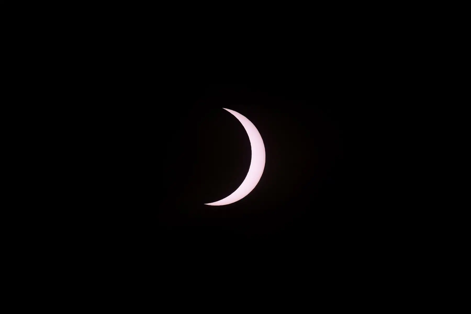 Una astilla de sol se ve justo antes de la totalidad durante el eclipse solar total visto desde Piedra del Aquila, provincia de Neuquén, Argentina. Foto: AFP