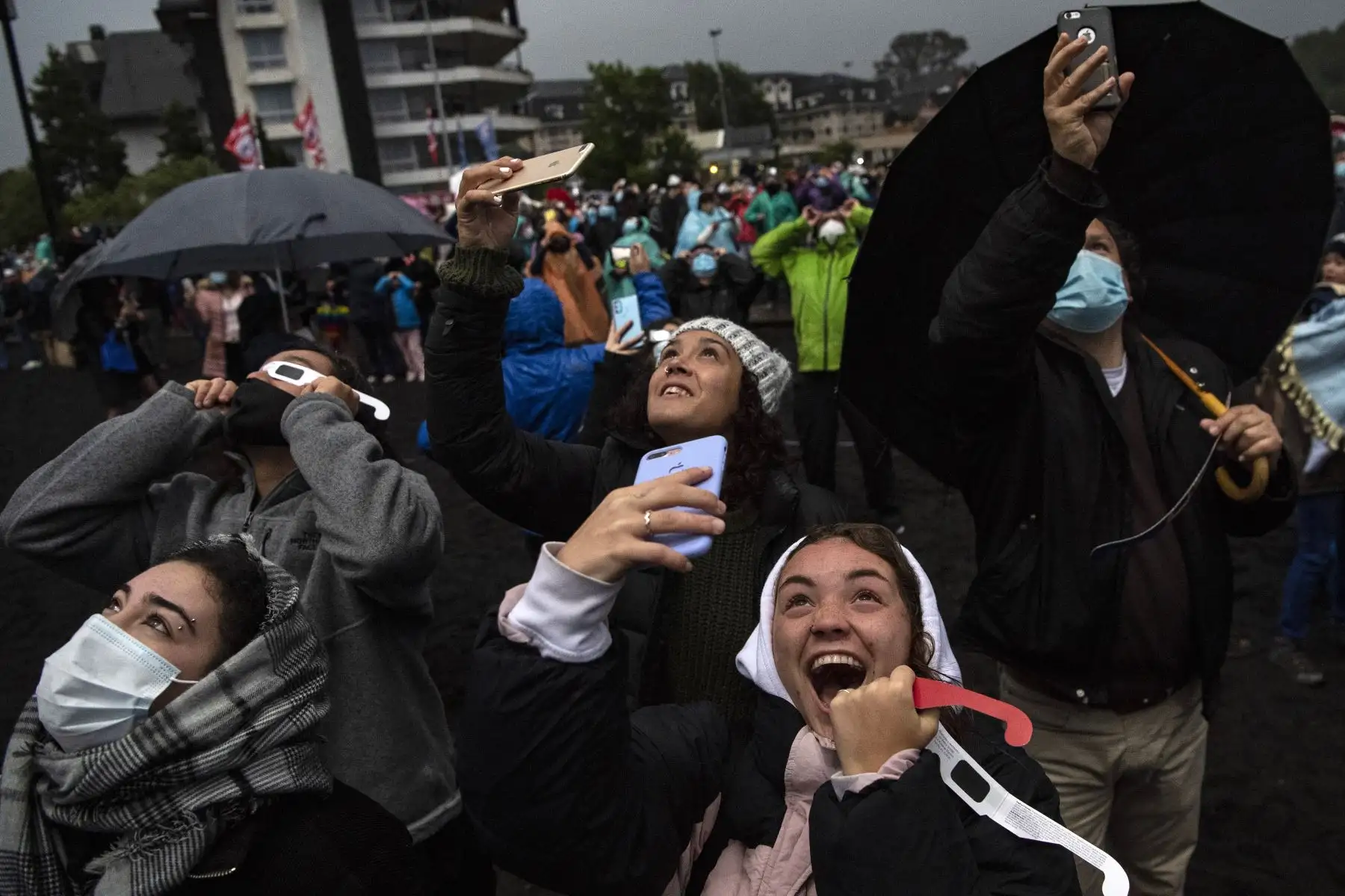 La gente observa el eclipse total de sol en las orillas del lago Villarrica en Pucón, sur de Chile. Foto: AFP