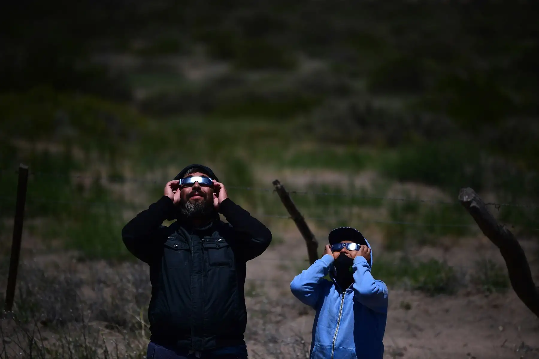 La gente observa el eclipse solar total en Piedra del Aguila, provincia de Neuquén, Argentina. Foto: AFP