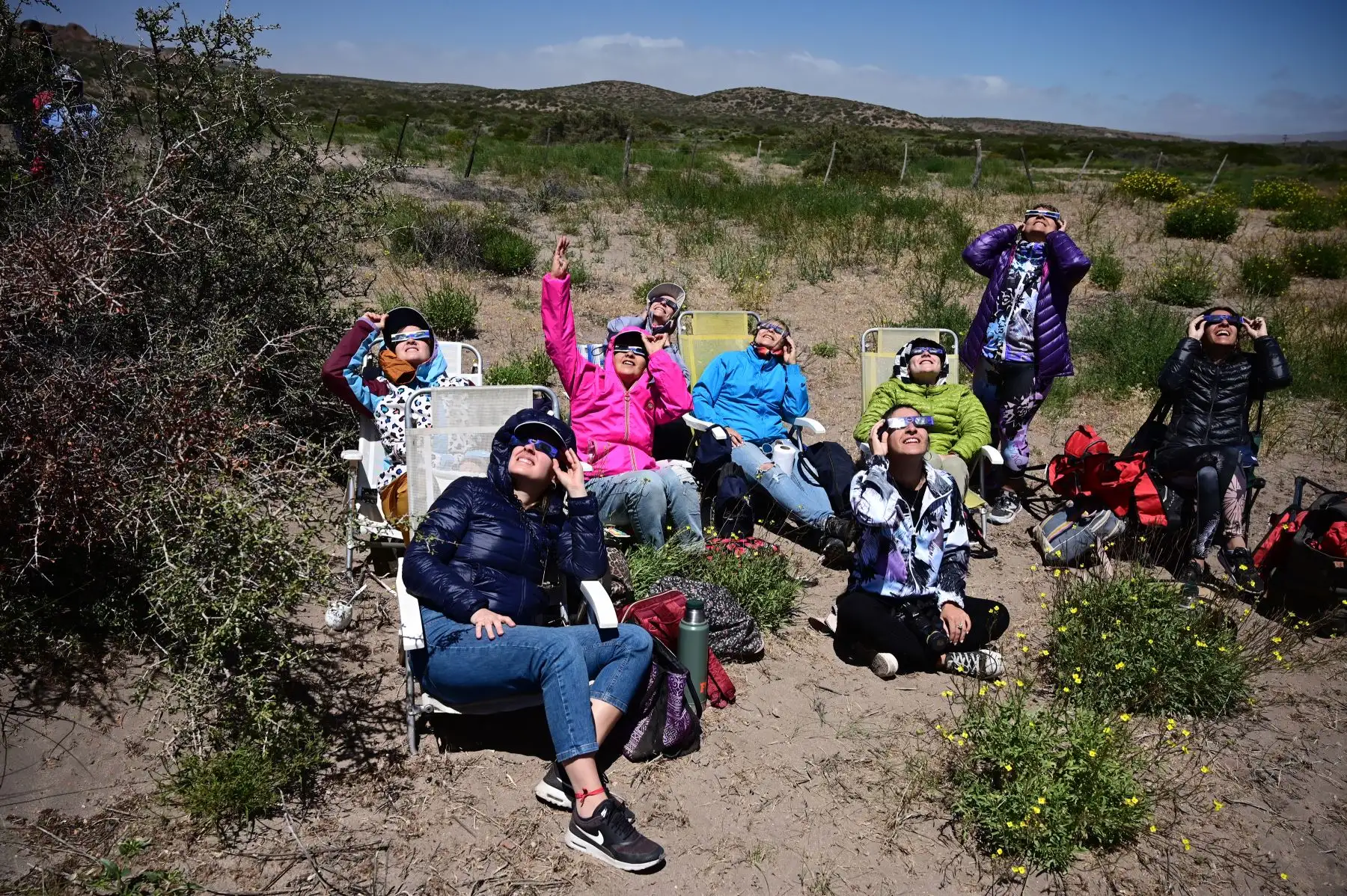 La gente observa el eclipse solar total en Piedra del Aguila, provincia de Neuquén, Argentina. Foto: AFP