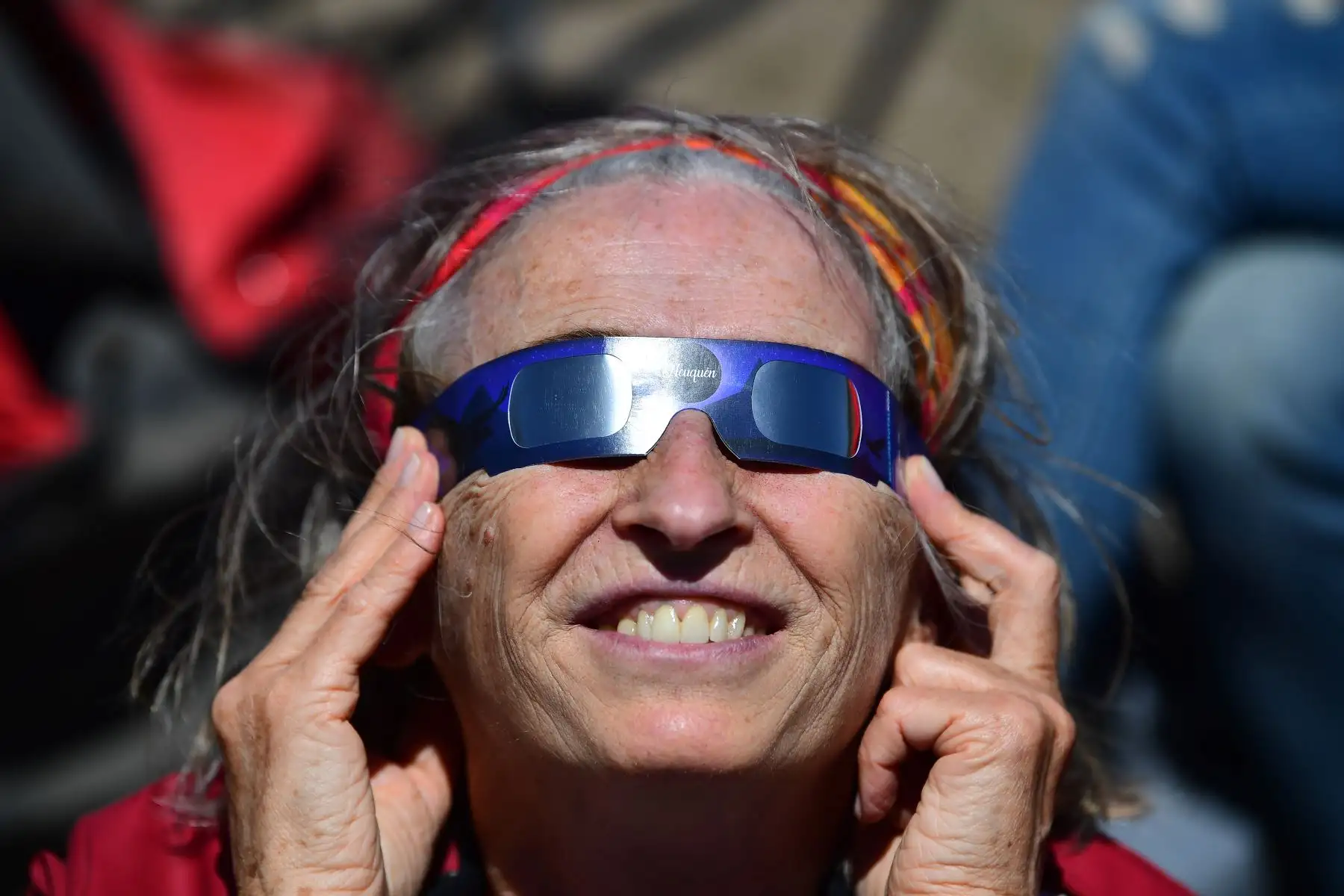 Una mujer observa el eclipse solar total en Piedra del Aguila, provincia de Neuquén, Argentina. Foto: AFP