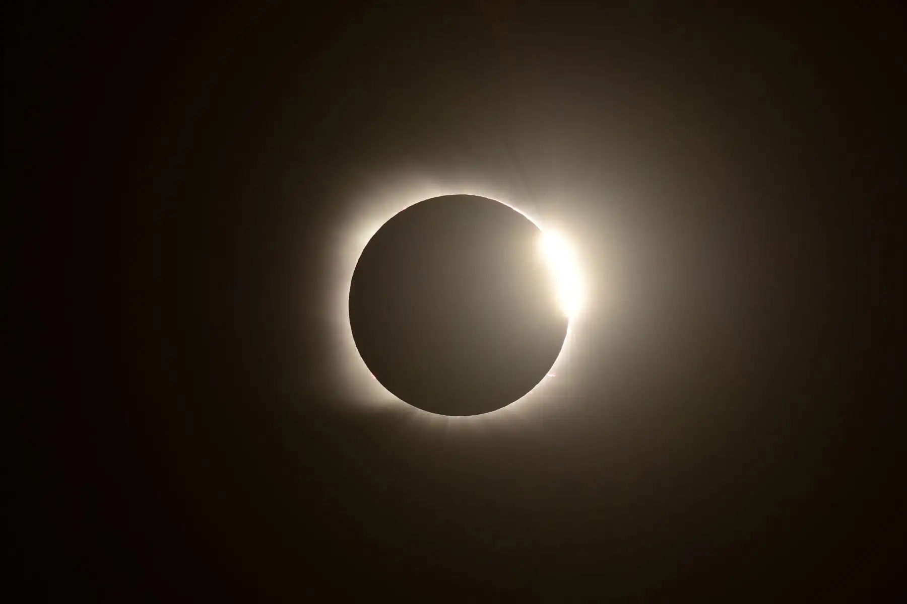 El efecto de anillo de diamantes se observa durante el eclipse solar total desde Villa Chocón, provincia de Neuquén, Argentina. Foto: AFP