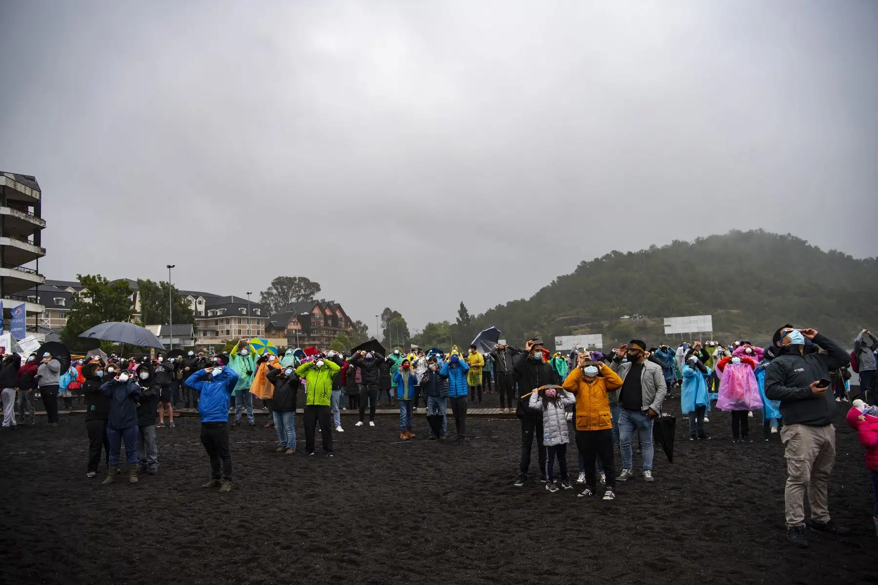 Personas observan el eclipse solar total visto desde Pucón, en el sur de Chile. Foto: AFP