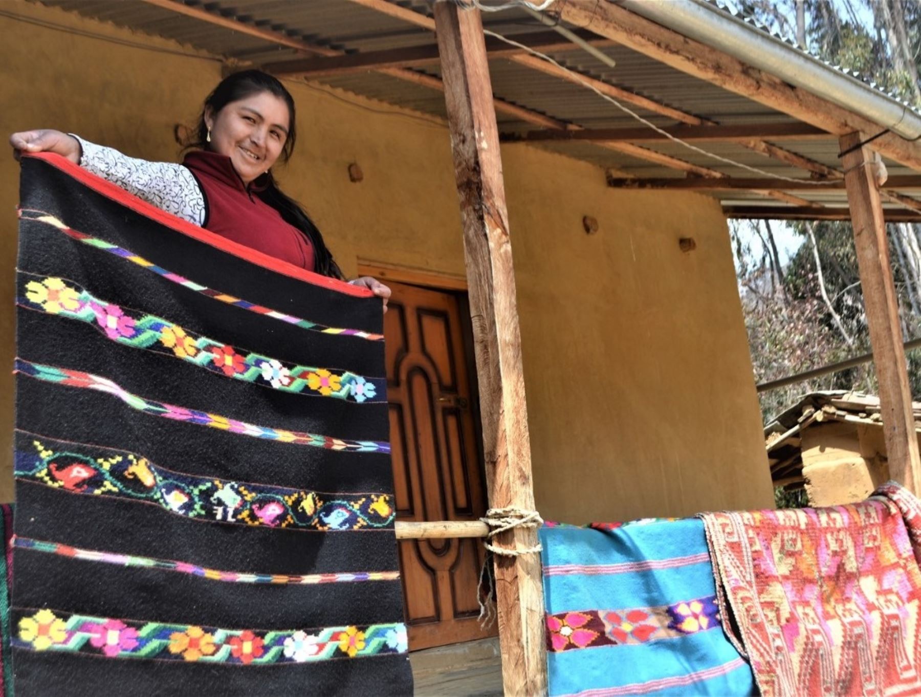 Conoce la historia de Santa Mirabal, la ejemplar mujer emprendedora de Huánuco que elabora hermosos tejidos y tiene una tienda que abrió gracias a los bonos entregados por el programa Juntos. ANDINA/Difusión