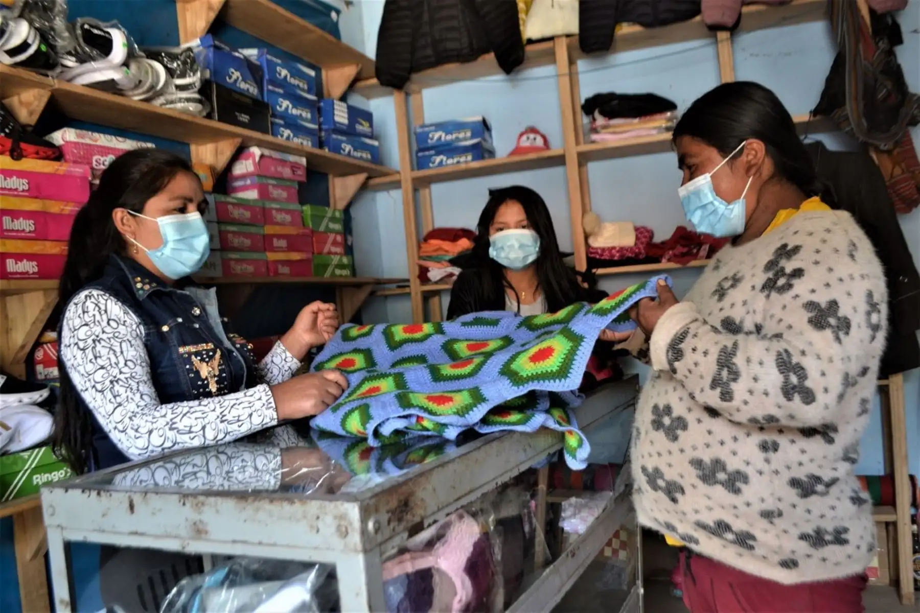 El programa pretende enfrentar las consecuencias económicas que ha dejado la pandemia y ayudar a miles de mujeres con empleos informales, en estado de vulnerabilidad y sin protección social, informó el presidente. Foto: ANDINA/Difusión