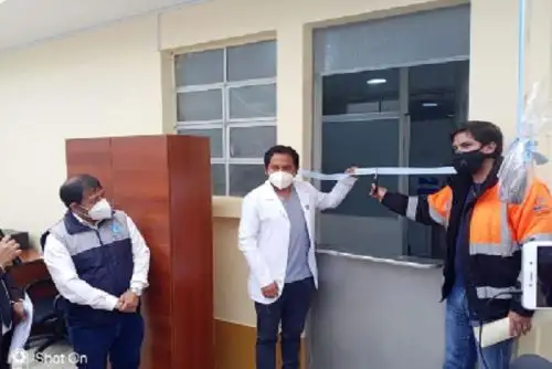 Entre los implementos donados destacan la entrega de una conservadora de bolsas de sangre, congeladora de plasma, centrífuga de inmunohematología, caja transportadora de bolsas de sangre, microscopio óptico compuesto binocular y autoclave para esterilización, entre otros.