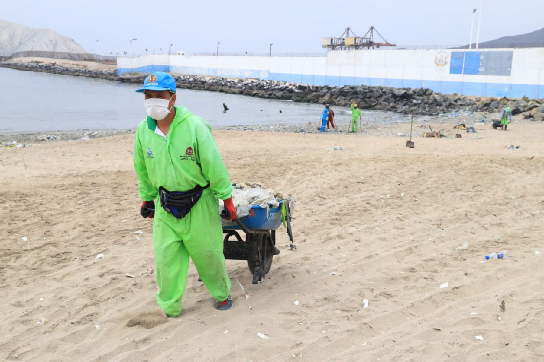 Personal del área de Limpieza Pública de la municipalidad provincial del Santa retiró más de cinco toneladas de desperdicios y desechos orgánicos de la playa La Caleta, en la región Áncash.
