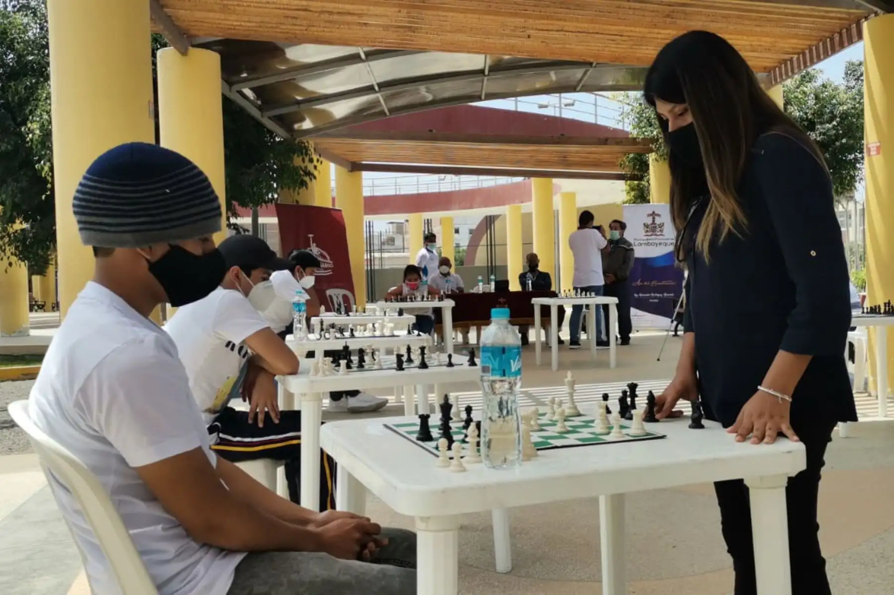 De manera muy satisfactoria se desarrolló la exhibición simultánea de ajedrez organizada por la Comisión Bicentenario Lambayeque y la Municipalidad Provincial de Lambayeque, contando con la presencia de la Maestra Internacional de ajedrez WGM, Deysi Cori Tello. Foto: ANDINA/Difusión