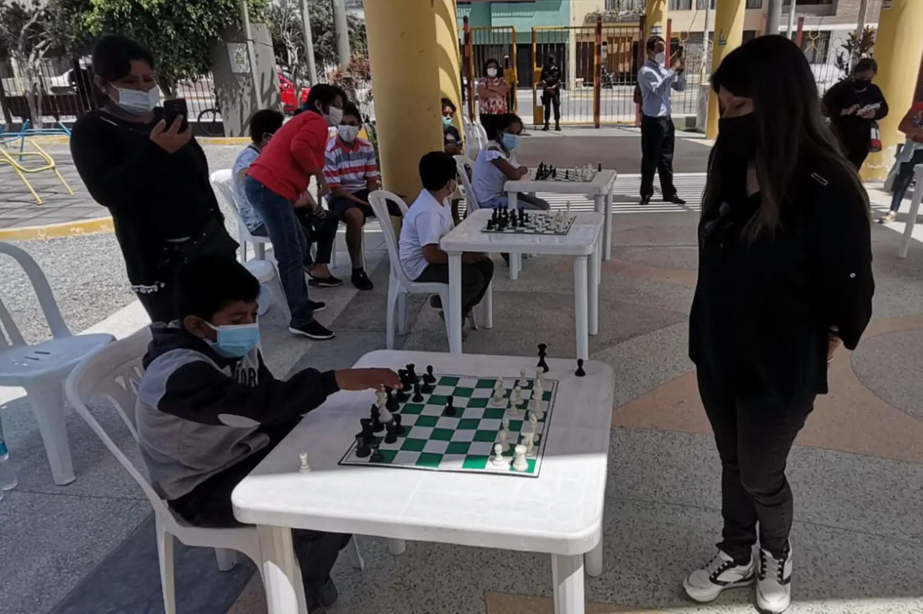 De manera muy satisfactoria se desarrolló la exhibición simultánea de ajedrez organizada por la Comisión Bicentenario Lambayeque y la Municipalidad Provincial de Lambayeque, contando con la presencia de la Maestra Internacional de ajedrez WGM, Deysi Cori Tello. Foto: ANDINA/Difusión