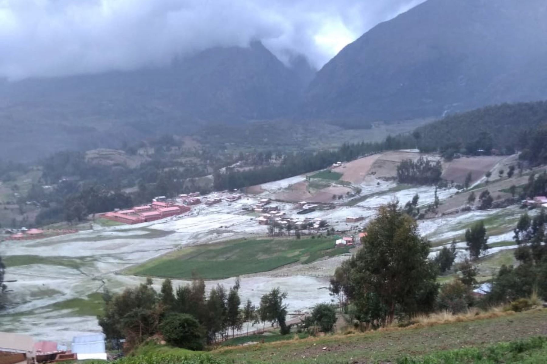 Granizada cayó en las localidades de Atocpampa y Honcopampa, en la sierra de la región Áncash. Foto: Cortesía Gonzalo Horna