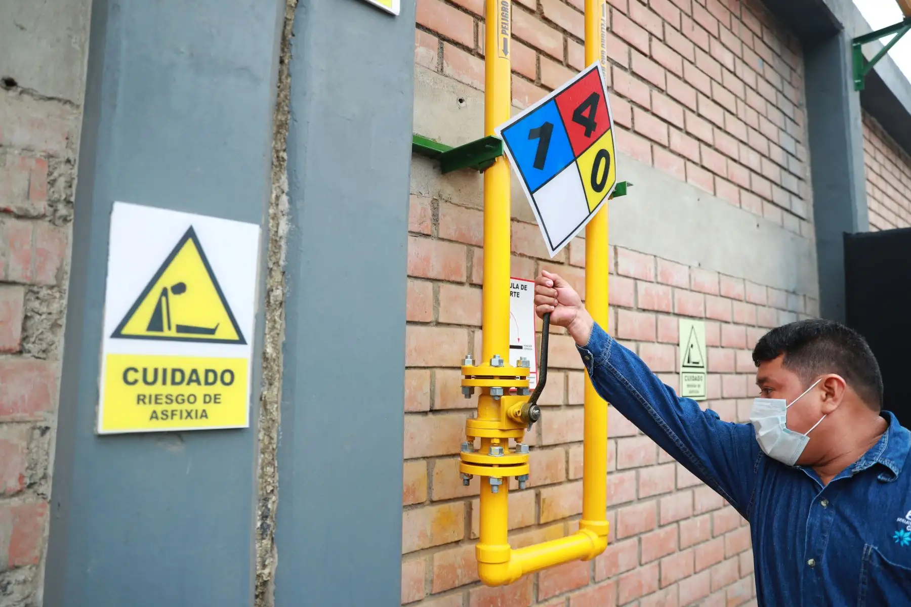 El Ministro de Energía y Minas, Jaime Gálvez Delgado; y presidenta de Essalud, Fiorella Molinelli, inauguran conexión 1 millón de Gas Natural en el hospital Barton del Callao.

Foto: ANDINA/Andrés Valle