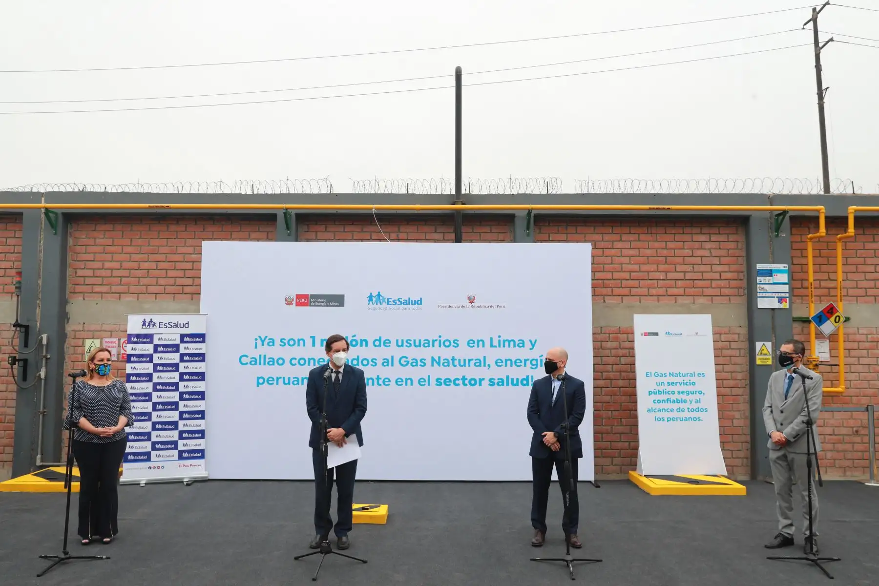 El Ministro de Energía y Minas, Jaime Gálvez Delgado; y presidenta de Essalud, Fiorella Molinelli, inauguran conexión 1 millón de Gas Natural en el hospital Barton del Callao.

Foto: ANDINA/Andrés Valle