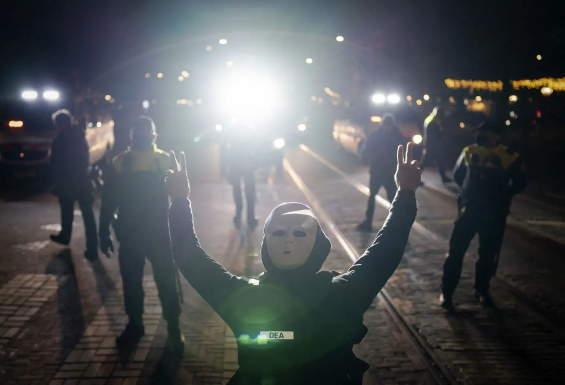 La gente se manifiesta frente a Torentje, la oficina del primer ministro durante su discurso para anunciar un cierre de cinco semanas. Foto: AFP