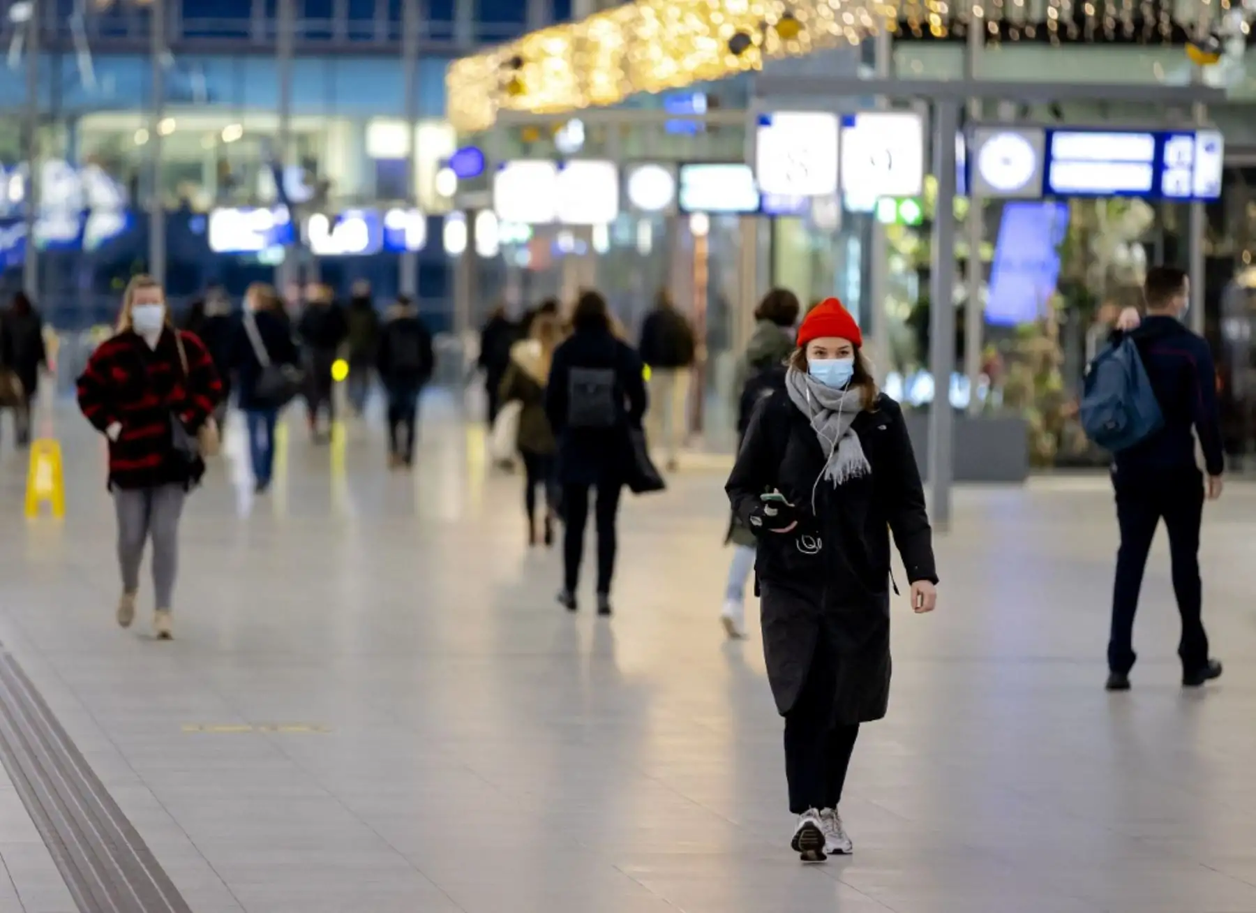 Los viajeros caminan en la estación central de Utrecht, el 15 de diciembre de 2020, el primer día de un cierre decidido por el gobierno para detener la propagación de la pandemia covid-19. Foto: AFP