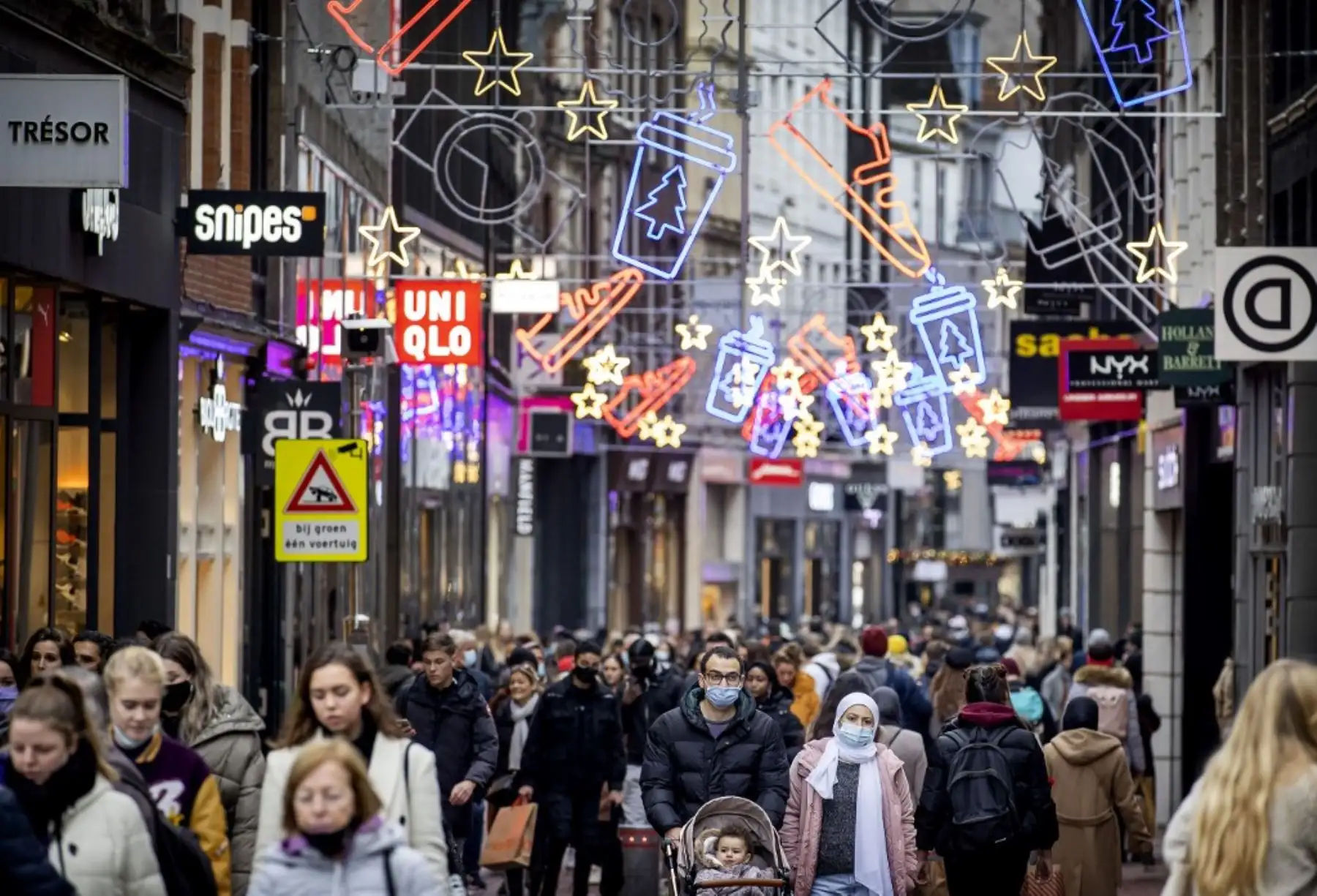 La gente camina por una calle comercial el Viernes Negro en Ámsterdam. Foto: AFP