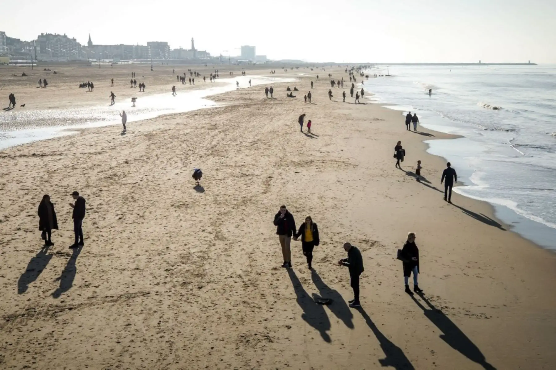Paseo peatonal en la playa de Scheveningen, Países Bajos. No está permitido caminar al aire libre con más de 2 personas de diferentes hogares, según las nuevas medidas anunciadas por el gobierno holandés. Foto: AFP