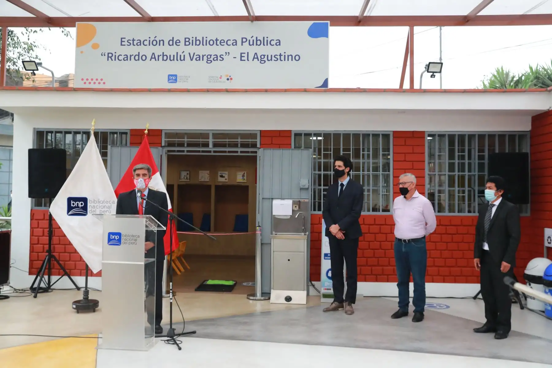 Ministro de Cultura Alejandro Neyra, participa de la ceremonia de presentación de la remodelada biblioteca pública de El Agustino "Ricardo Arbulú"como parte de las celebraciones por el 200 aniversario de la Biblioteca Nacional.

Foto: ANDINA/Andrés Valle.