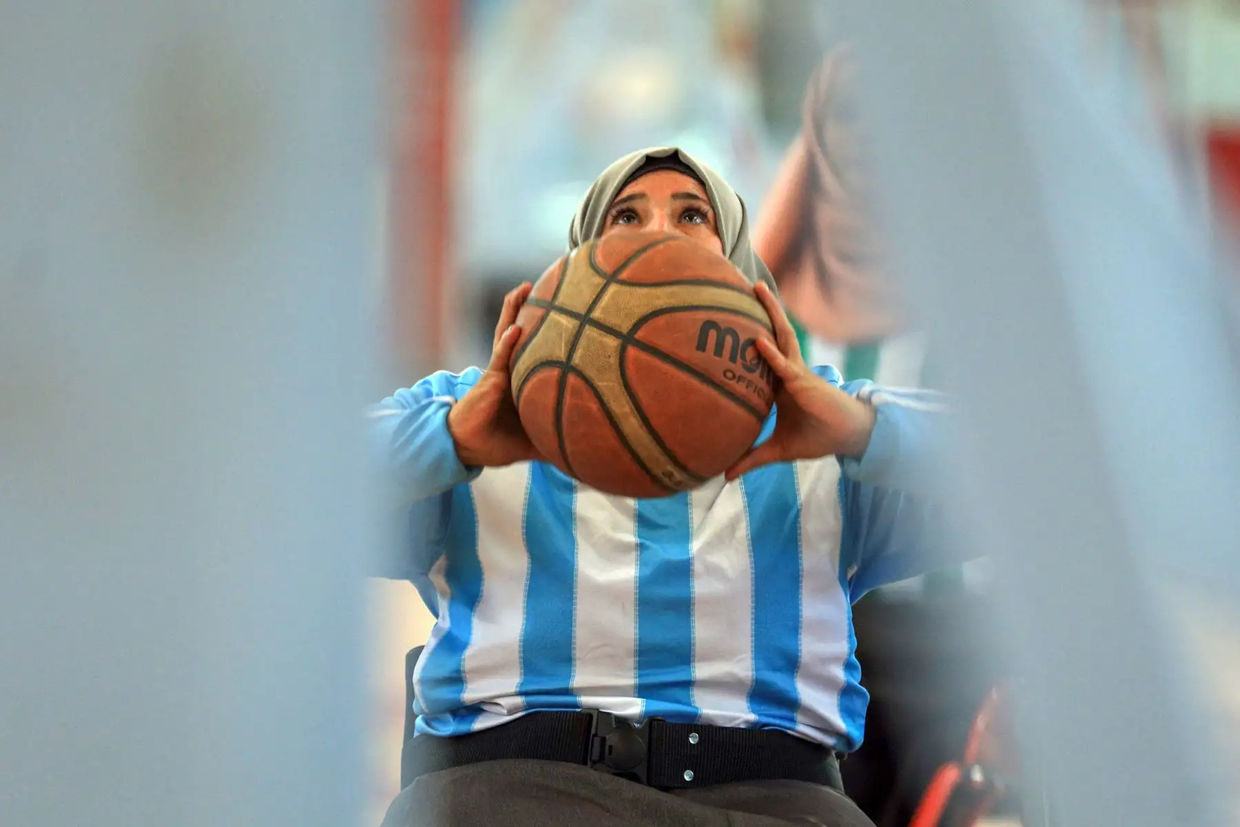 Una mujer yemení discapacitada se prepara para lanzar el balón durante un campeonato local de baloncesto en silla de ruedas en la capital de Yemen, Saná. Foto: AFP