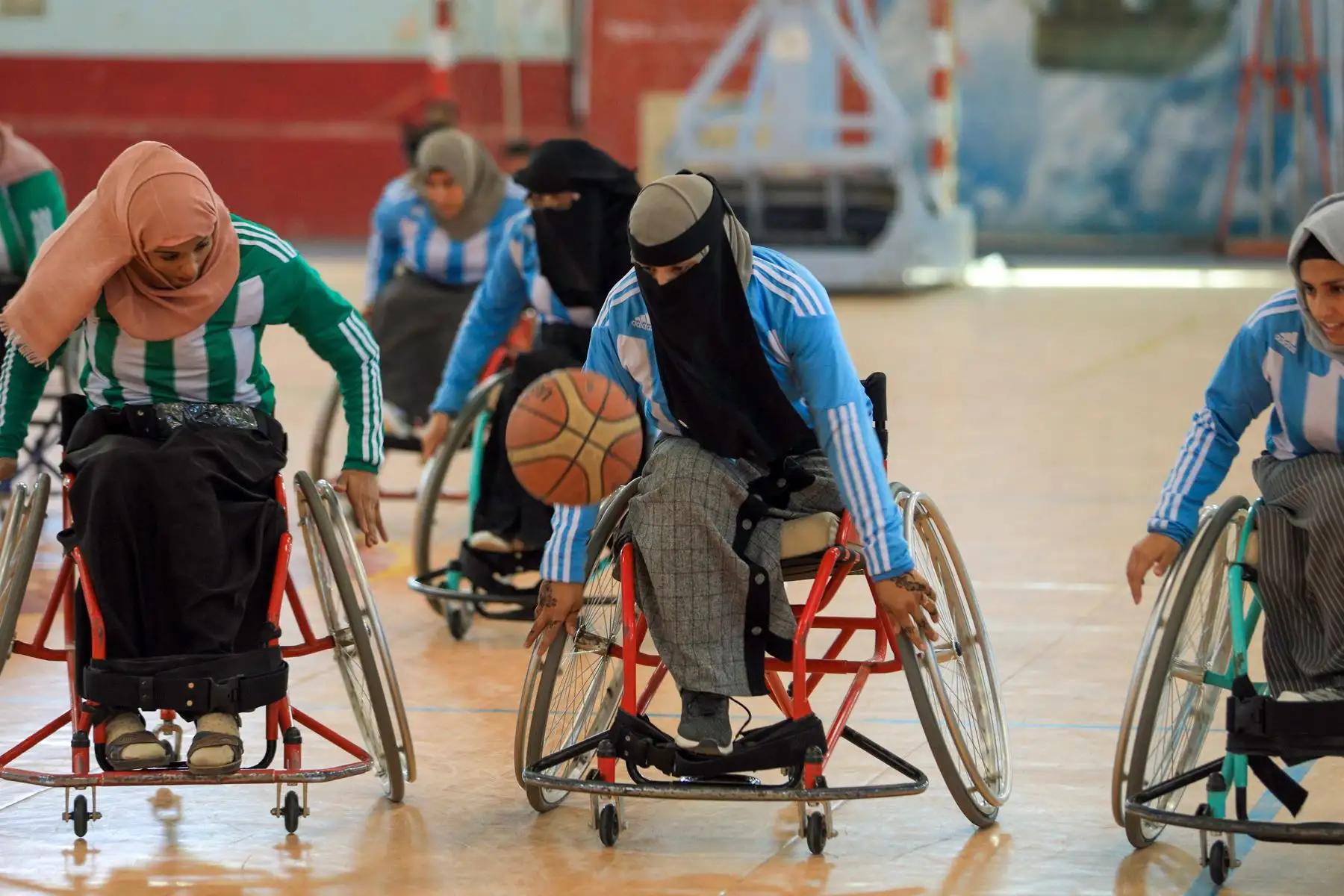 Las mujeres yemeníes discapacitadas participan en un campeonato local de baloncesto en silla de ruedas en la capital de Yemen, Sanaa. Foto: AFP