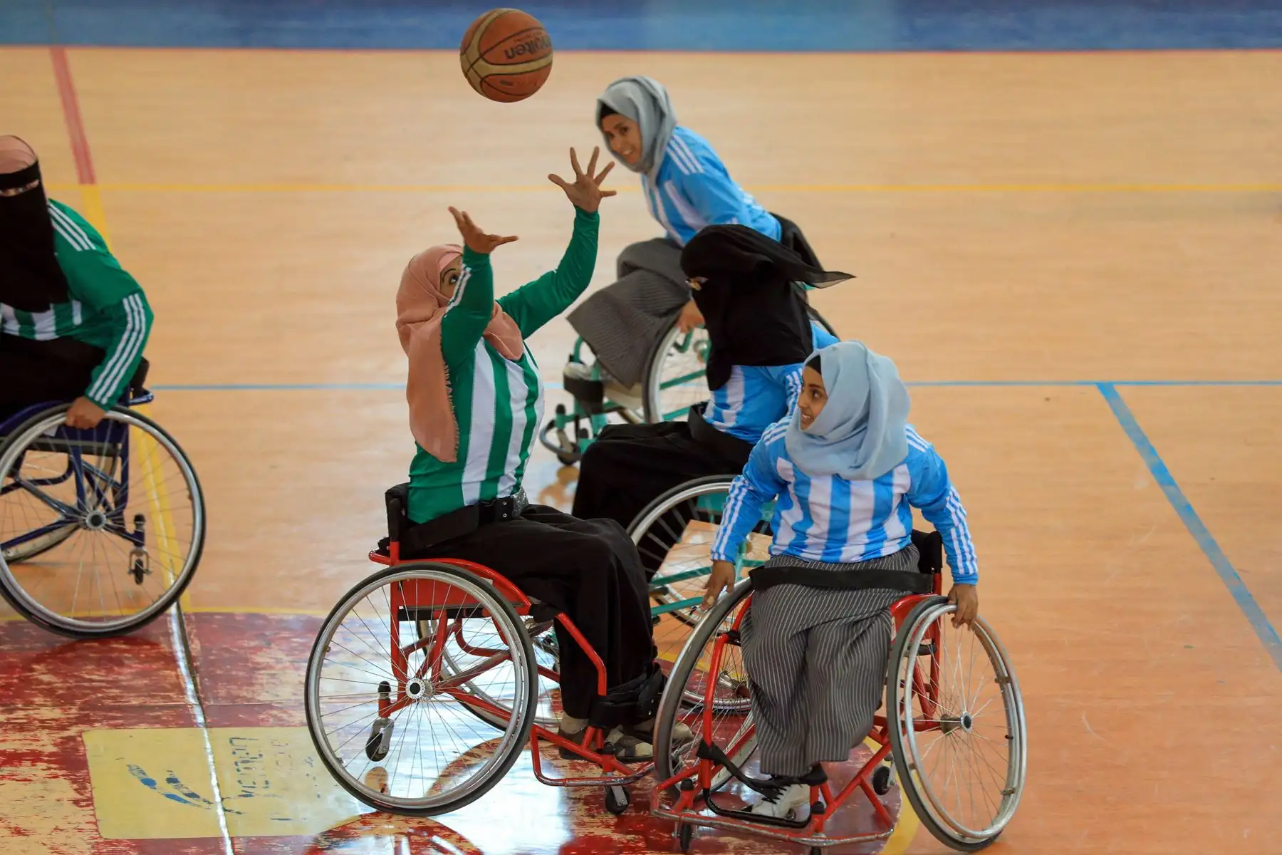 Las mujeres yemeníes discapacitadas participan en un campeonato local de baloncesto en silla de ruedas en la capital de Yemen, Sanaa. Foto: AFP