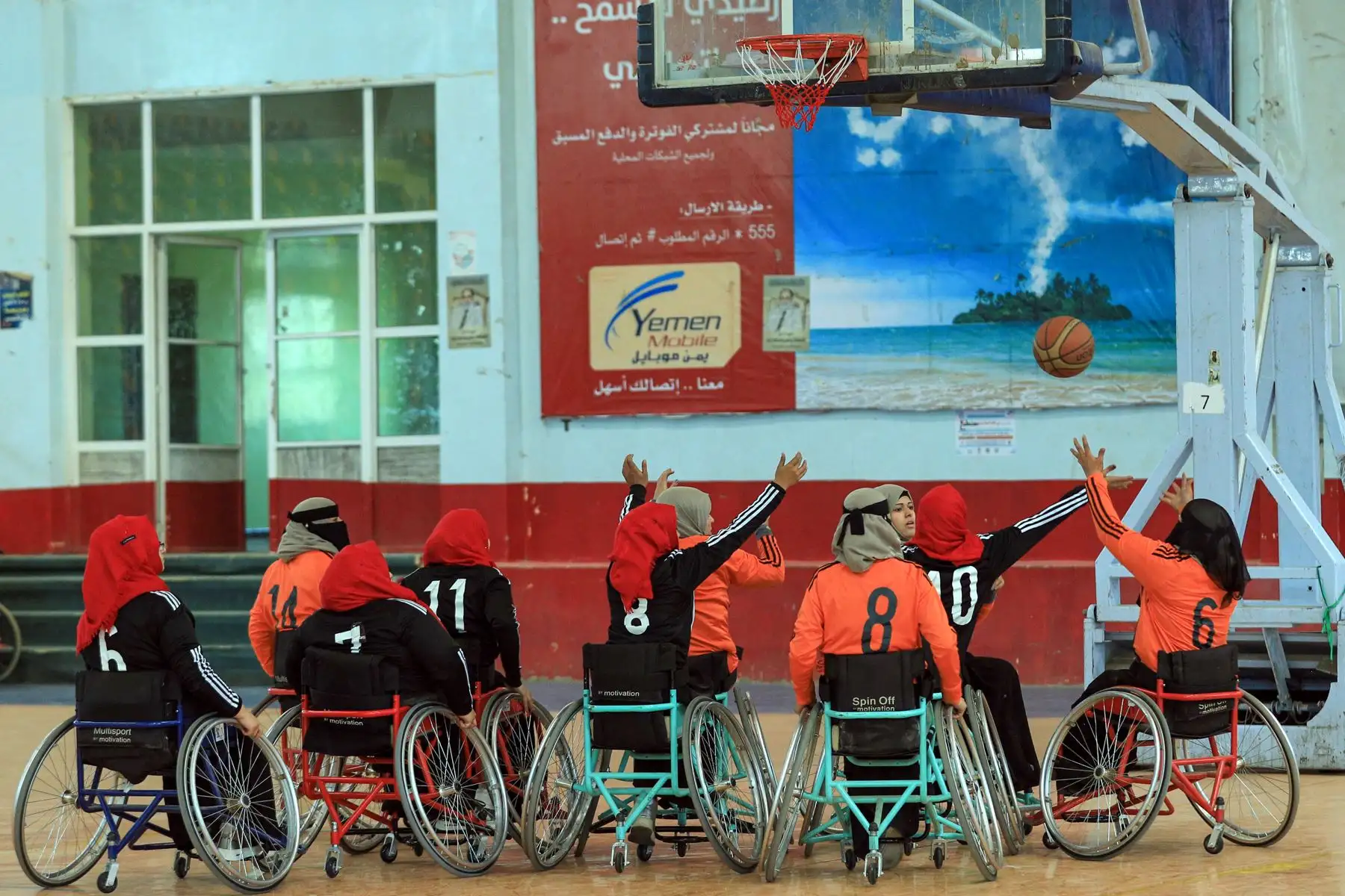 Las mujeres yemeníes discapacitadas participan en un campeonato local de baloncesto en silla de ruedas en la capital de Yemen, Sanaa. Foto: AFP