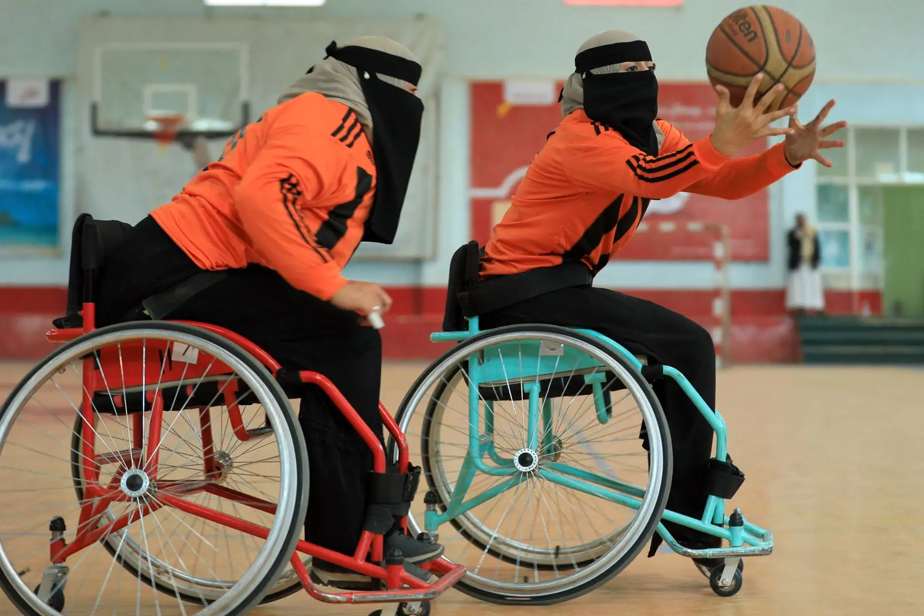 Las mujeres yemeníes discapacitadas participan en un campeonato local de baloncesto en silla de ruedas en la capital de Yemen, Sanaa. Foto: AFP