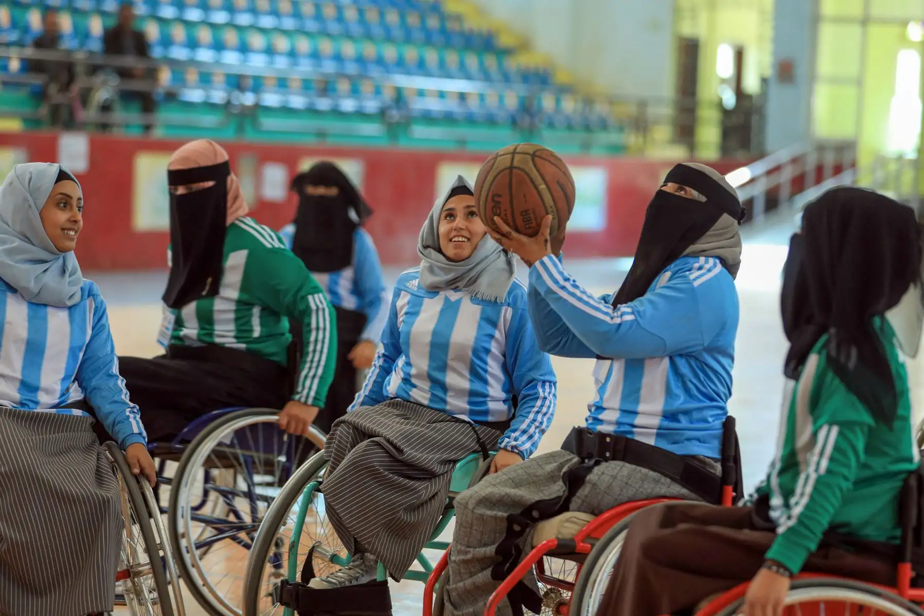 Las mujeres yemeníes discapacitadas participan en un campeonato local de baloncesto en silla de ruedas en la capital de Yemen, Sanaa. Foto: AFP