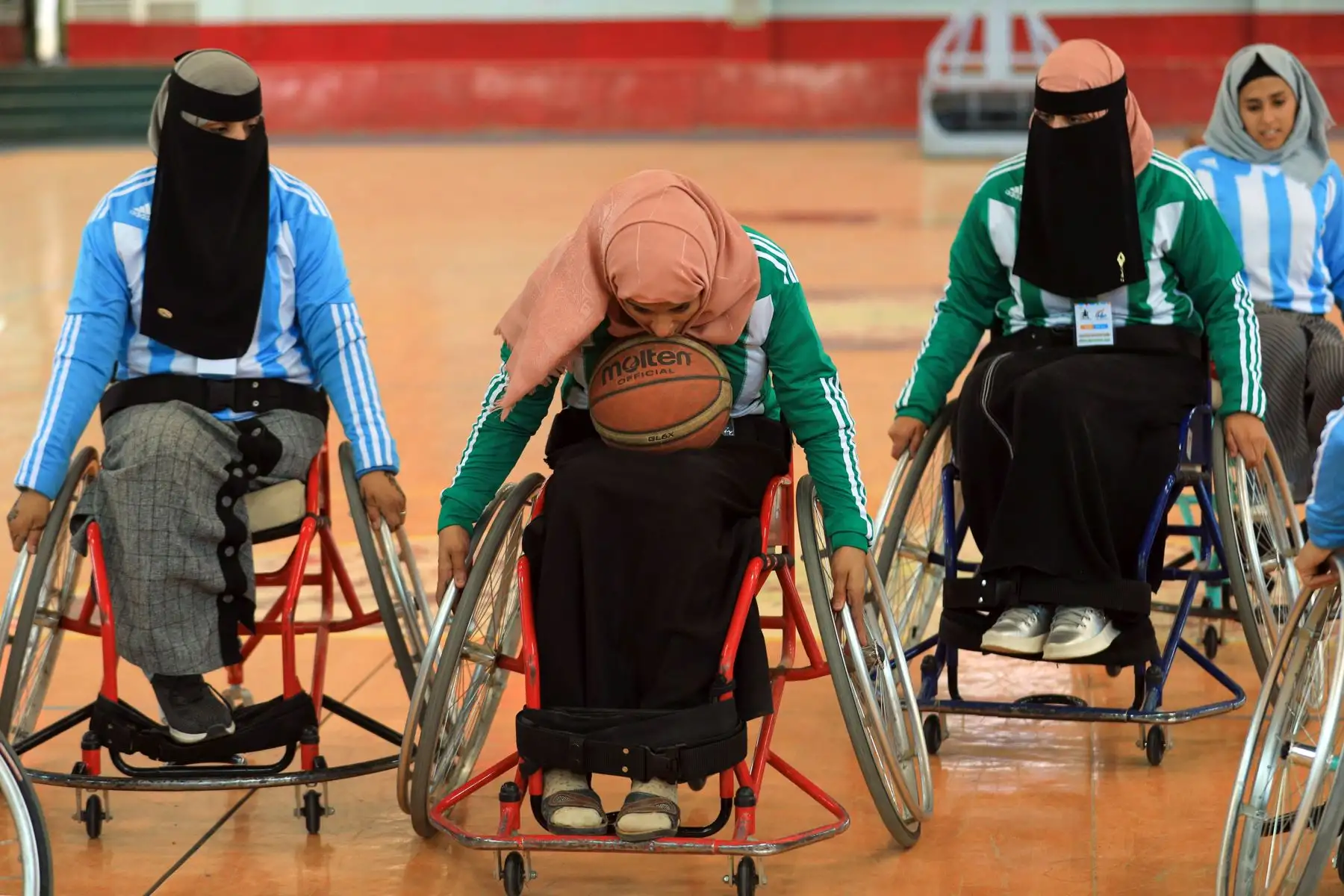 Las mujeres yemeníes discapacitadas participan en un campeonato local de baloncesto en silla de ruedas en la capital de Yemen, Sanaa. Foto: AFP