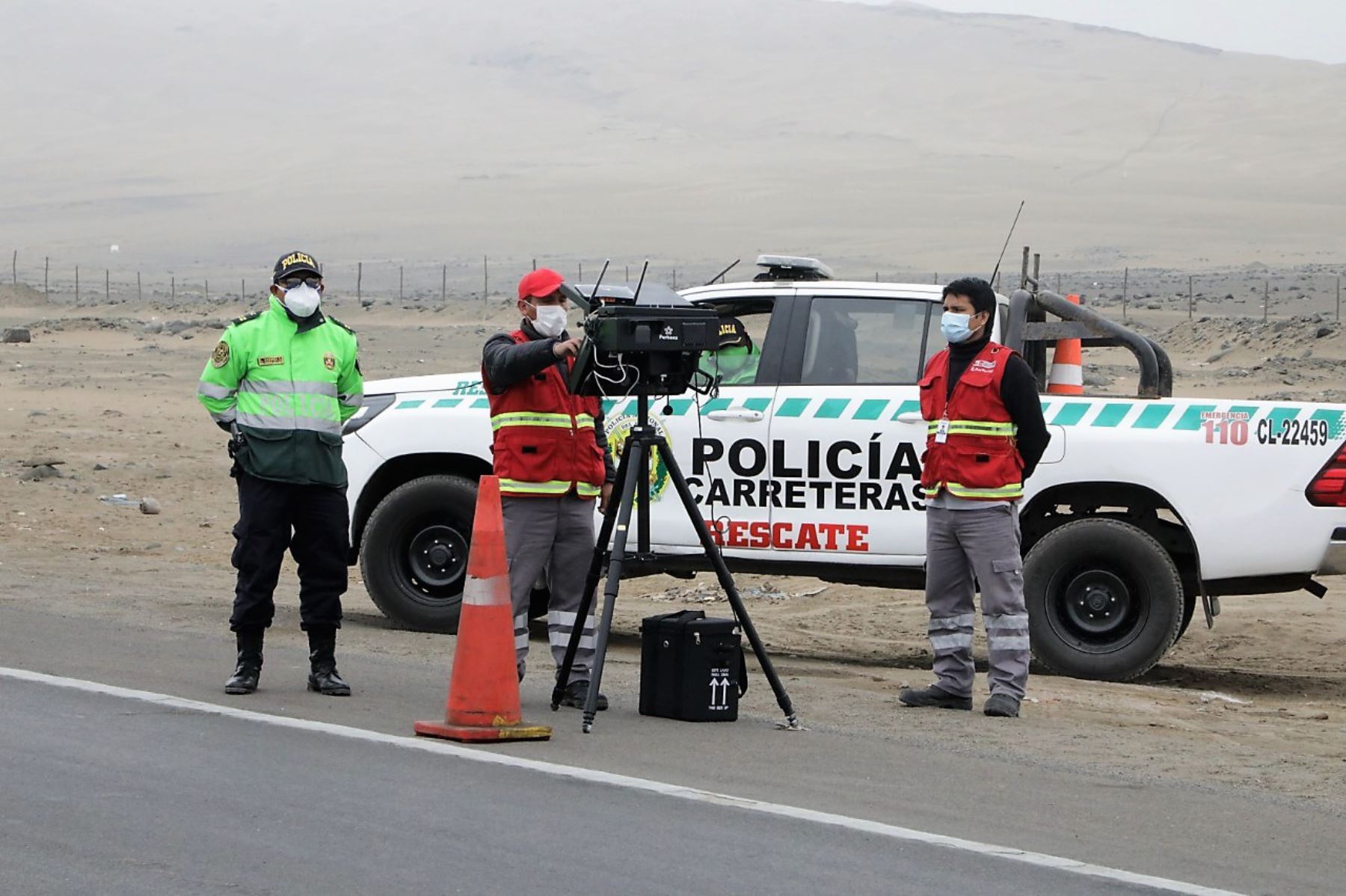 Personal de la Sutran opera un cinemómetro en una vía nacional, con apoyo de la Policía de Carreteras.