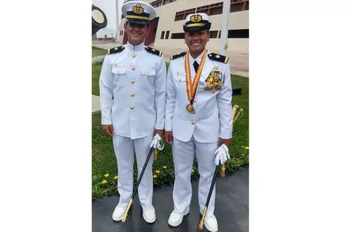 La alférez de fragata Greta Ruiz Laos (der) ocupó el primer puesto y espada de honor de su promoción. Aquí con otro destacado alumno de su Escuela Naval, Abraham Liy Díaz.ANDINA/Difusión