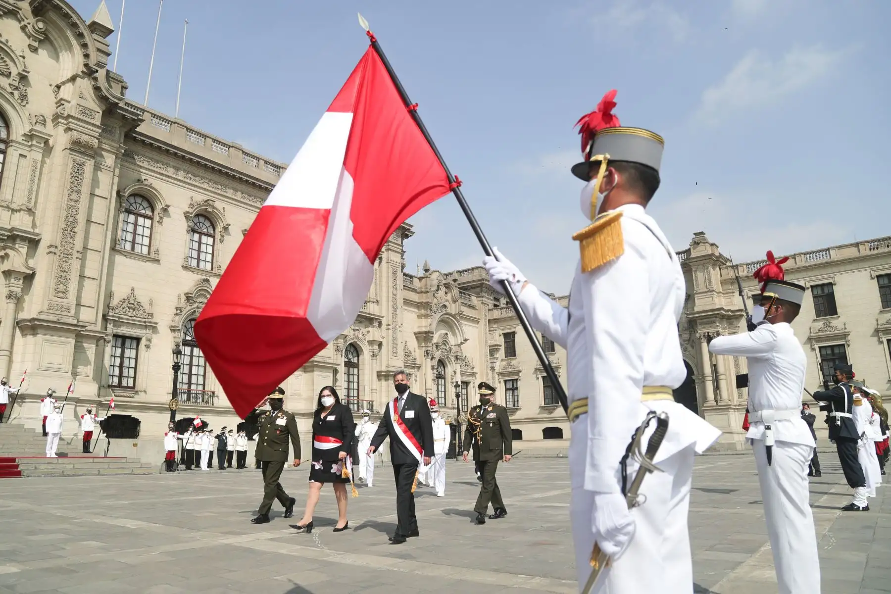 El Presidente de la República, Francisco Sagasti, lideró la ceremonia de entrega de Espada de Honor a los oficiales, recientemente graduados, que ocuparon el primer puesto de su promoción en las escuelas de formación de las Fuerzas Armadas.
Foto: ANDINA/Prensa Presidencia