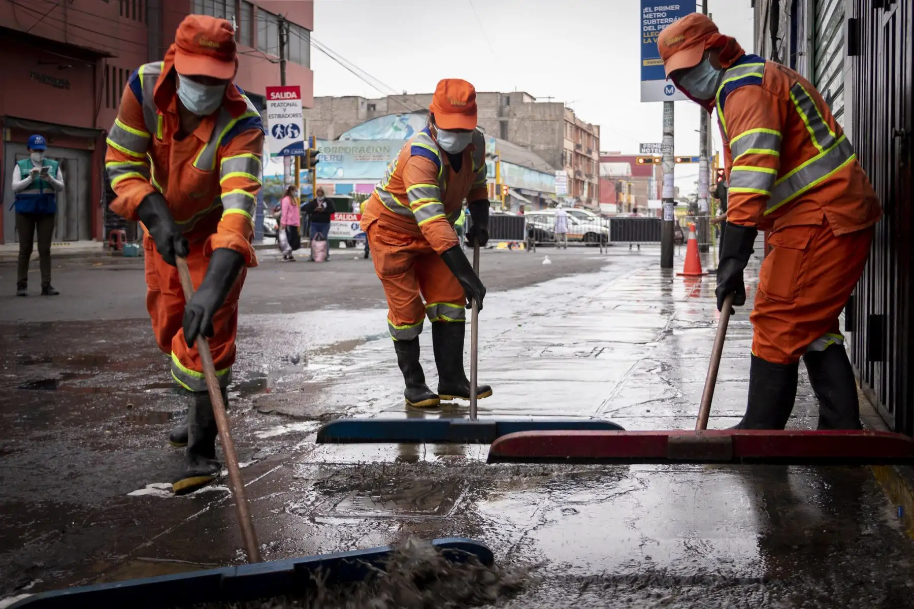 La iniciativa contó con la participación de 10 operarios municipales de limpieza, que usaron un camión cisterna para el proceso de lavado y cuatro pulverizadores para la desinfección. Foto: ANDINA/MML