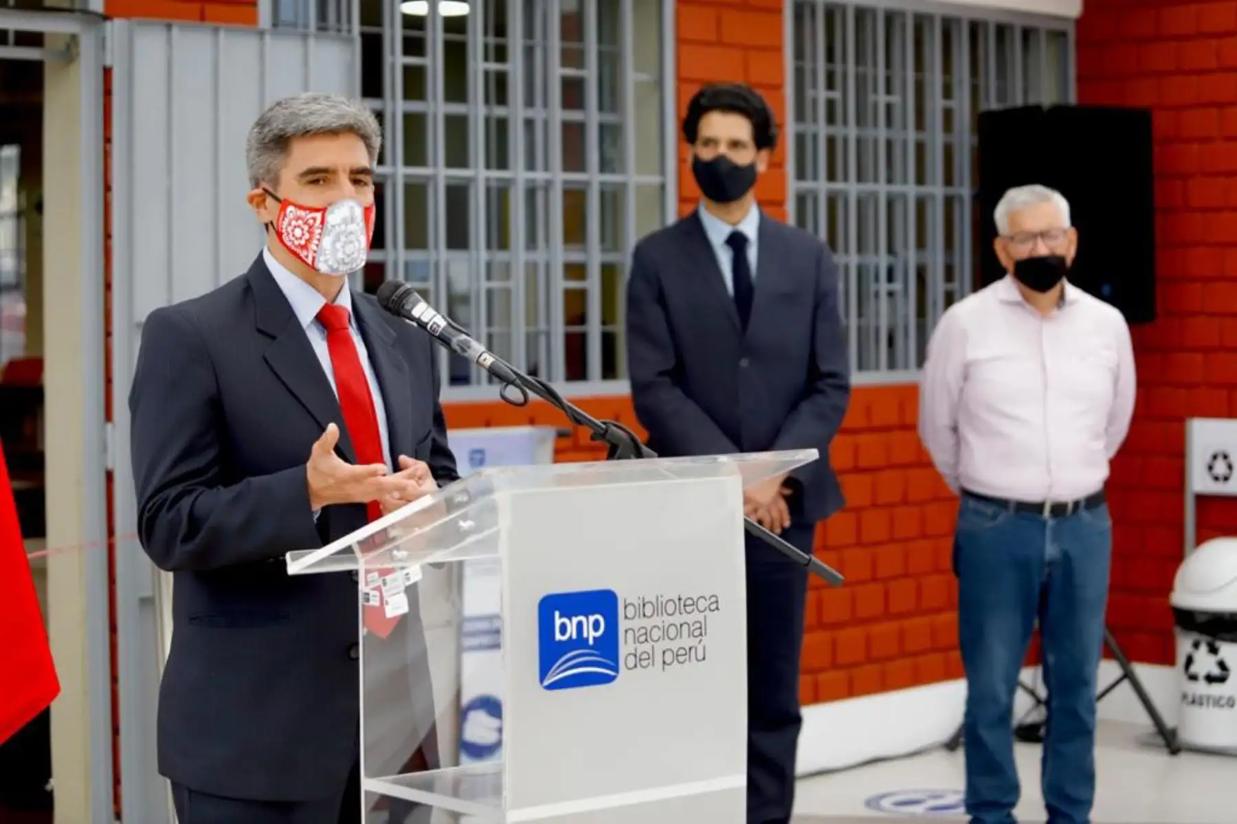 El ministro de Cultura, Alejandro Neyra, inauguró las renovadas instalaciones de la biblioteca Ricardo Arbulú Vargas en El Agustino. ANDINA/Difusión