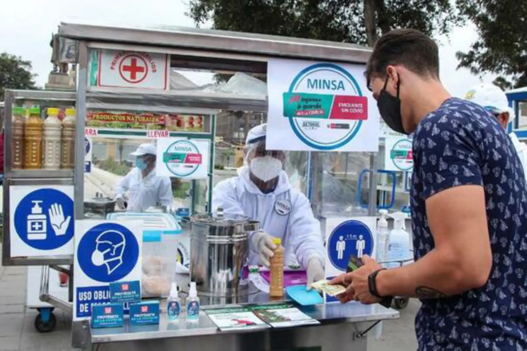 Los emolienteros contribuirán en la tarea de ayudar a difundir los mensajes de prevención contra el covid-19, tanto en su barrio, familia y, principalmente, a las personas que atienden a diario. Foto: ANDINA/MInsa