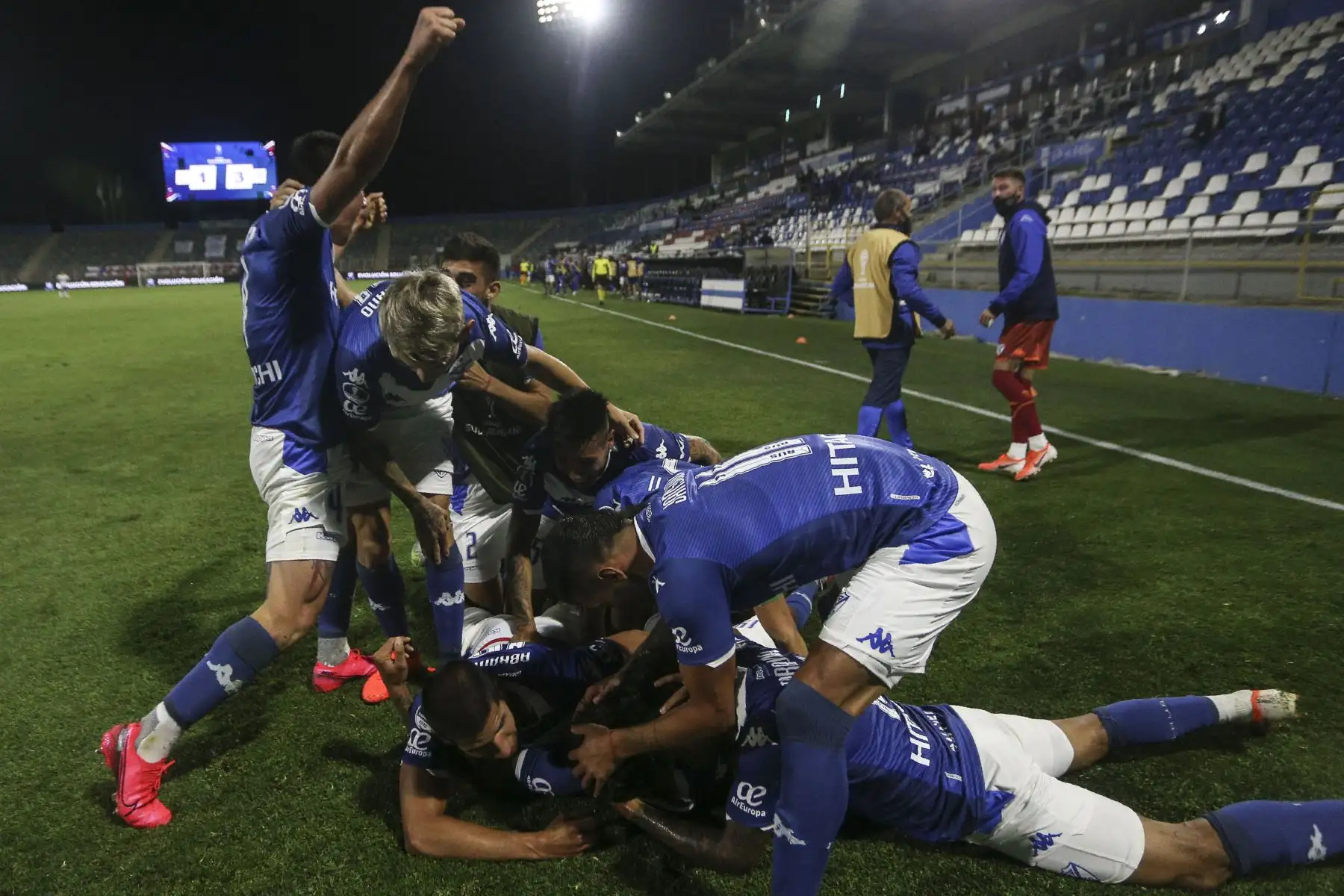 Los jugadores argentinos de Vélez Sarsfield celebran al final del partido de fútbol de cuartos de final de la Copa Sudamericana contra la Universidad Católica de Chile, en el estadio San Carlos de Apoquindo en Santiago.
Foto: AFP