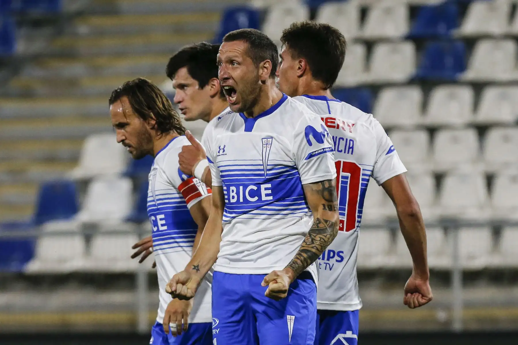 El argentino Luciano Aued de la Universidad Católica de Chile celebra después de anotar contra el argentino Vélez Sarsfield durante su partido de fútbol de cuartos de final de la Copa Sudamericana en el estadio San Carlos de Apoquindo en Santiago.
Foto: AFP