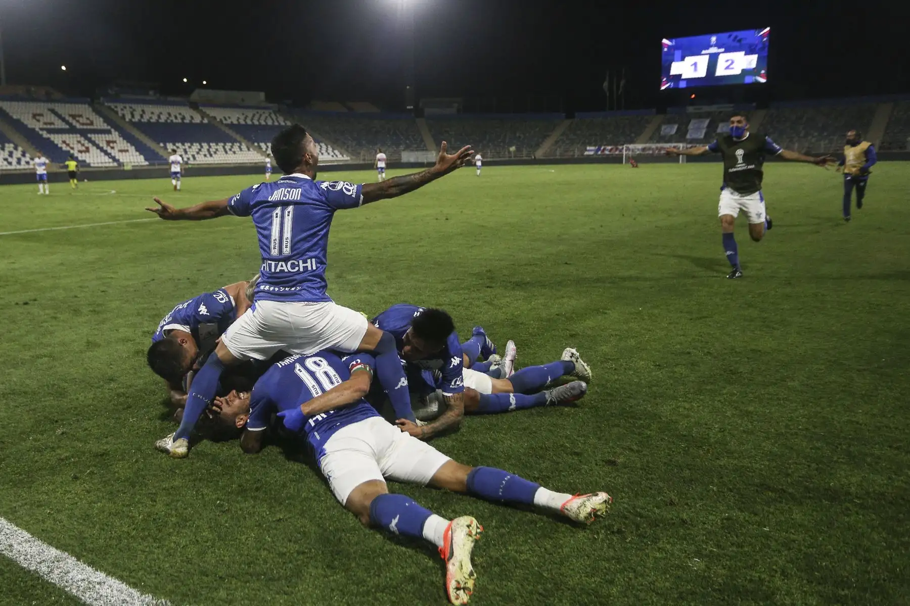 Los jugadores argentinos de Vélez Sarsfield celebran al final del partido de fútbol de cuartos de final de la Copa Sudamericana contra la Universidad Católica de Chile, en el estadio San Carlos de Apoquindo en Santiago.
Foto: AFP