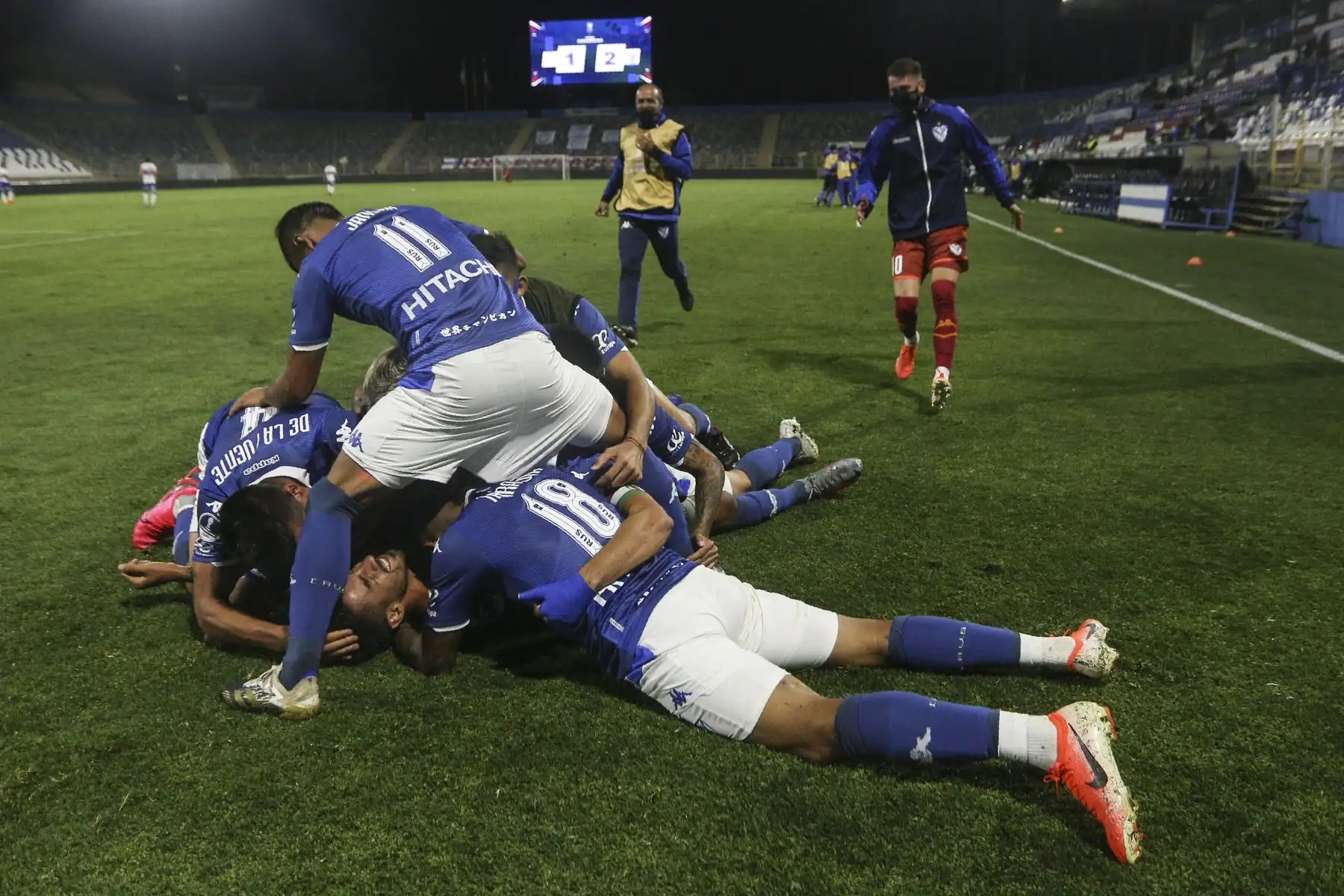 Los jugadores argentinos de Vélez Sarsfield celebran al final del partido de fútbol de cuartos de final de la Copa Sudamericana contra la Universidad Católica de Chile, en el estadio San Carlos de Apoquindo en Santiago,
Foto: AFP