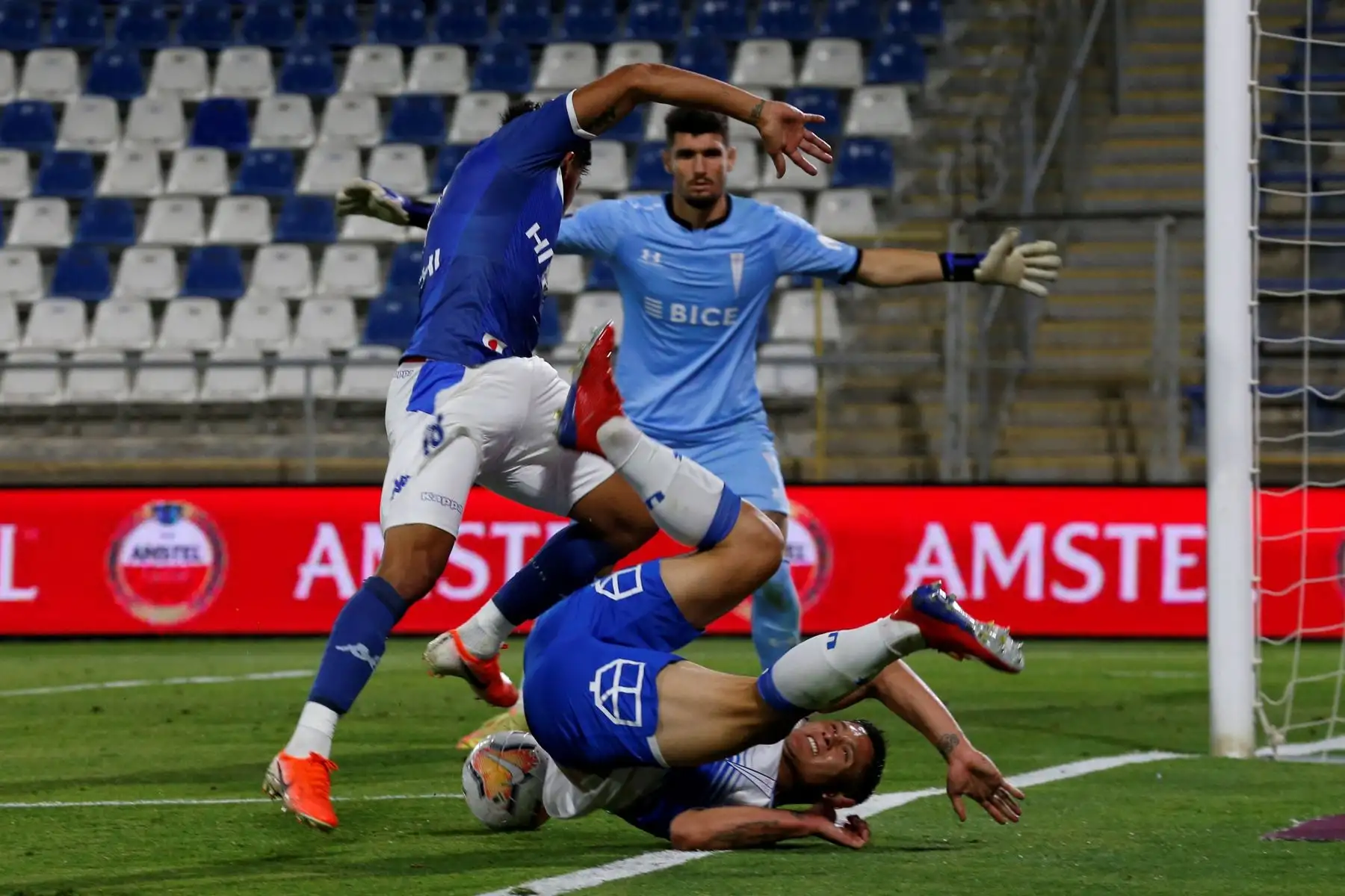Juan Fuentes de Católica disputa un balón con Cristian Tarragona de Vélez hoy, en un partido de los cuartos de final de la Copa Sudamericana entre Universidad Católica y Vélez en el estadio San Carlos de Apoquindo en Santiago.
Foto: EFE