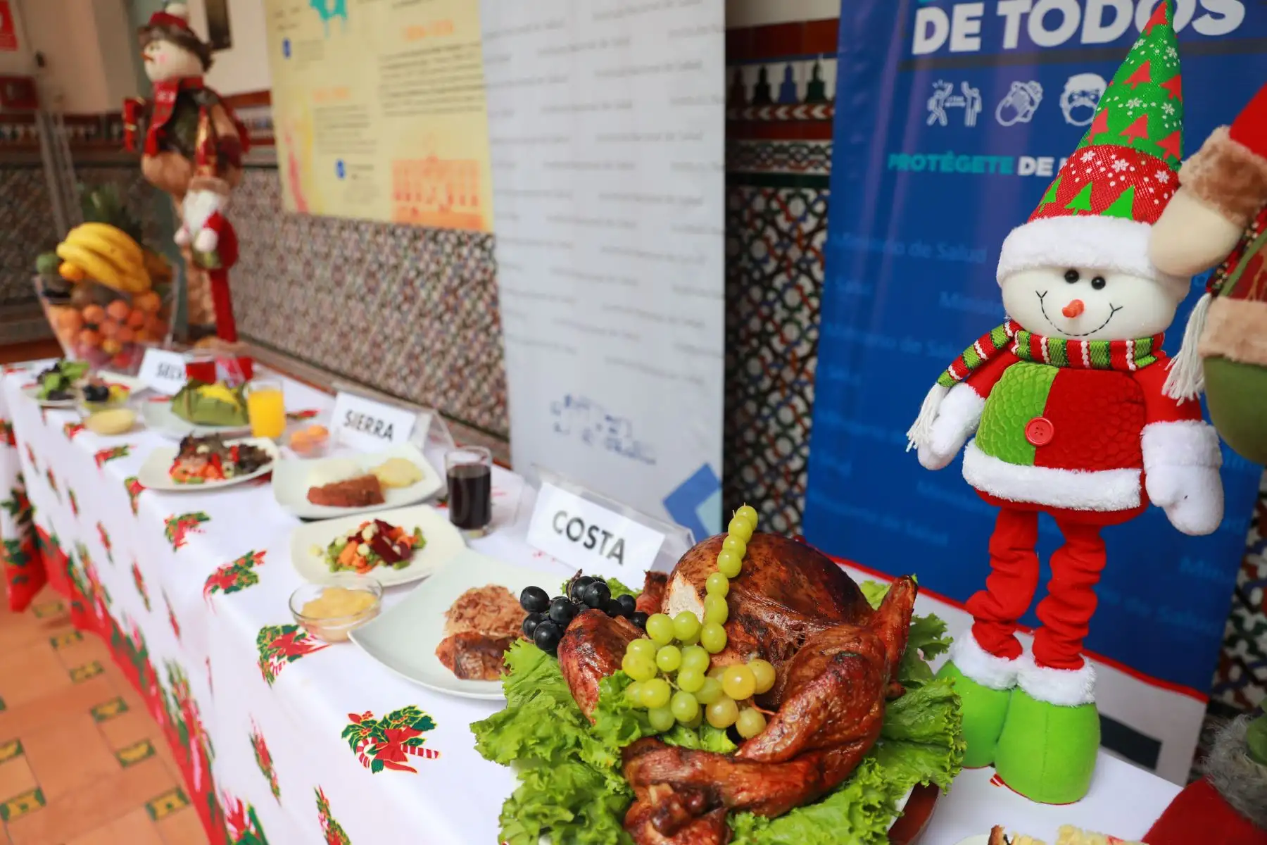 Especialistas del Instituto Nacional de Salud alertaron que cena navideña puede superar las 4,000 calorías y dieron recomendaciones de distanciamiento social y bioseguridad en los hogares.

Foto:ANDINA / Carla Patiño