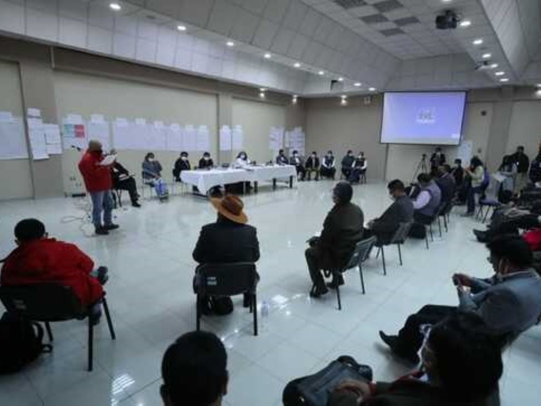 Ministerio del Ambiente resalta acuerdos en la mesa de diálogo para abordar problemática ambiental en cuenca del río Coata, en Puno.
