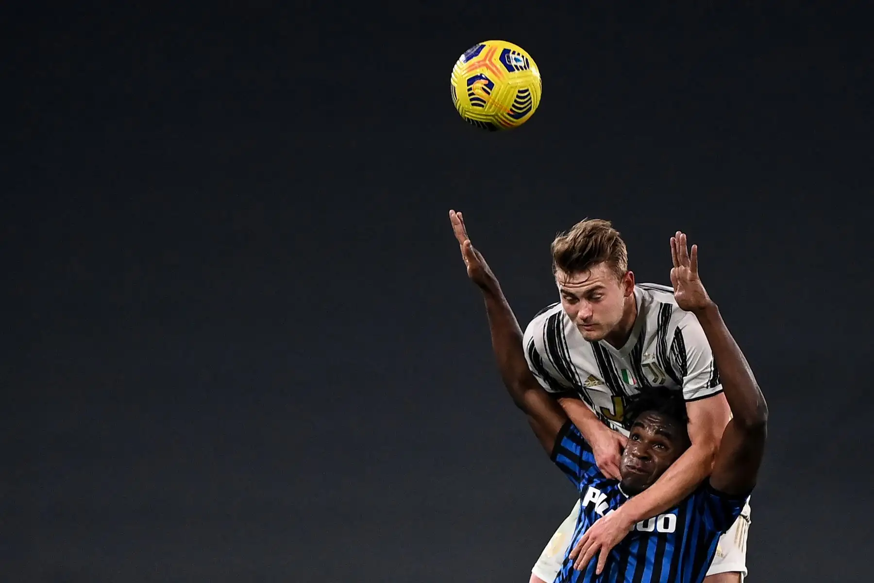 El delantero colombiano de Atalanta Duvan Zapata y el defensor holandés de la Juventus, Matthijs De Ligt, van a por un cabezazo durante el partido de fútbol de la Serie A italiana. Foto: AFP