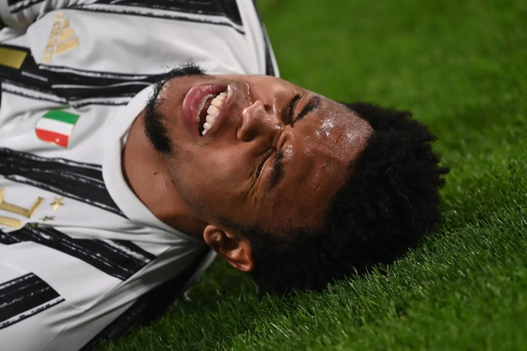 El mediocampista estadounidense de la Juventus, Weston McKennie, reacciona con dolor después de ser abordado durante el partido de fútbol de la Serie A italiana. Foto: AFP