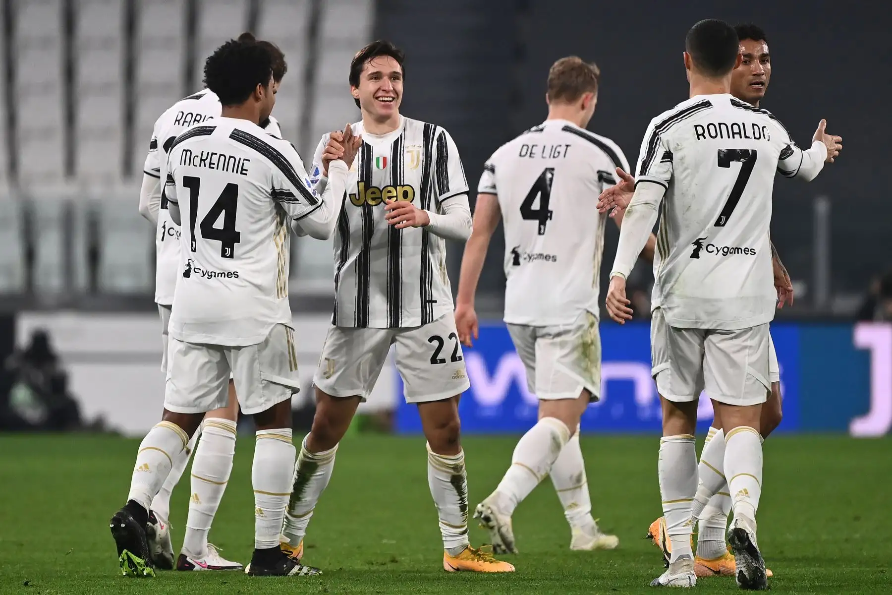 El delantero italiano de la Juventus Federico Chiesa celebra con sus compañeros de equipo después de que abrió el marcador durante el partido de fútbol de la Serie A. Foto: AFP
