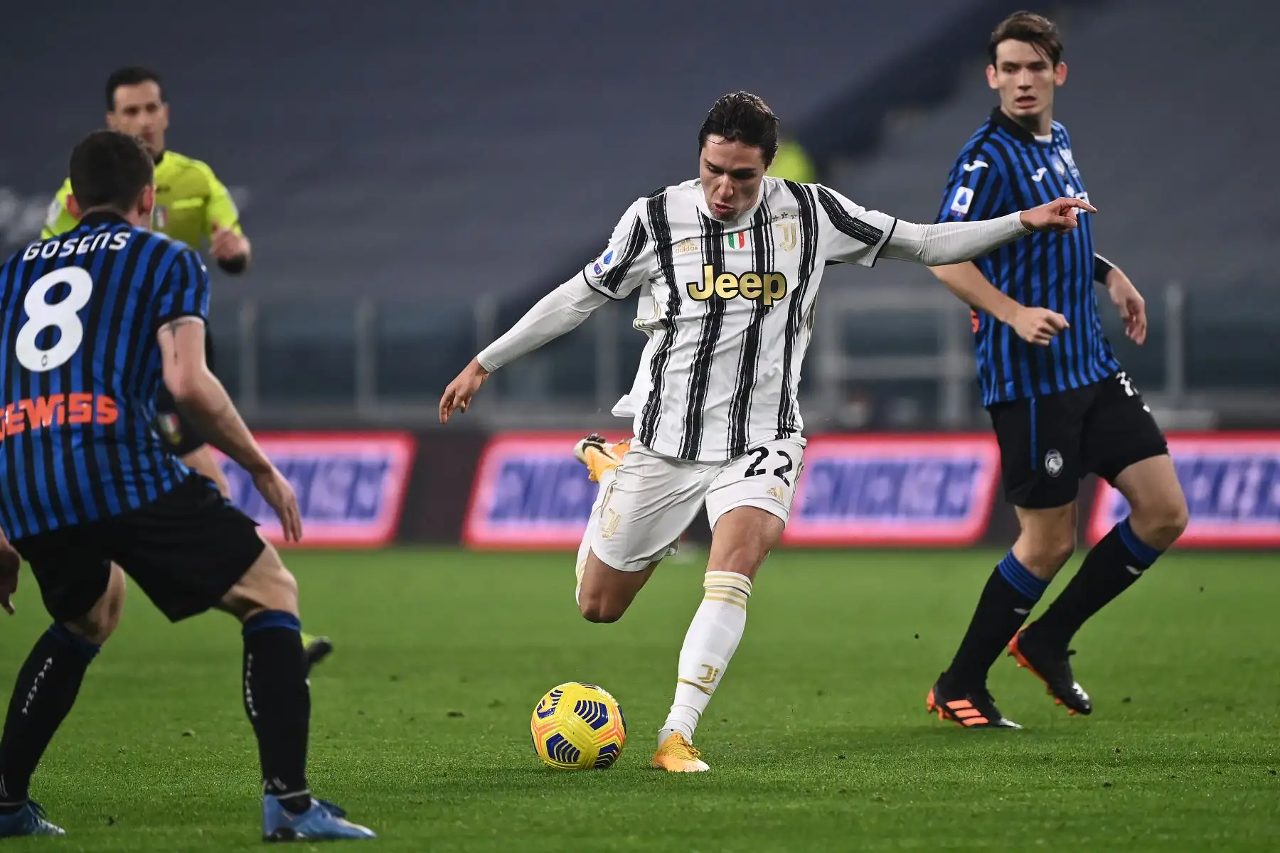El delantero italiano de la Juventus, Federico Chiesa, dispara para abrir el marcador durante el partido de fútbol de la Serie A italiana. Foto: AFP