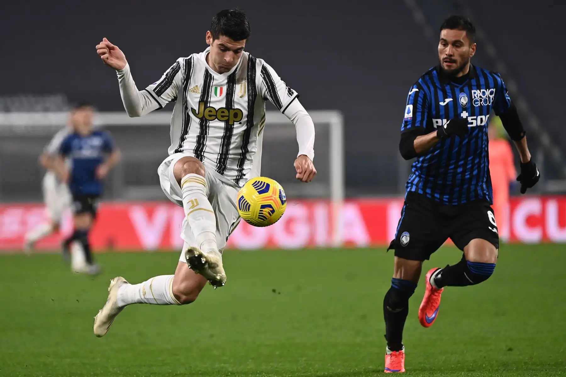El delantero español de la Juventus, Álvaro Morata, desafía al defensor argentino de Atalanta, José Luis Palomino, durante el partido de fútbol de la Serie A italiana. Foto: AFP
