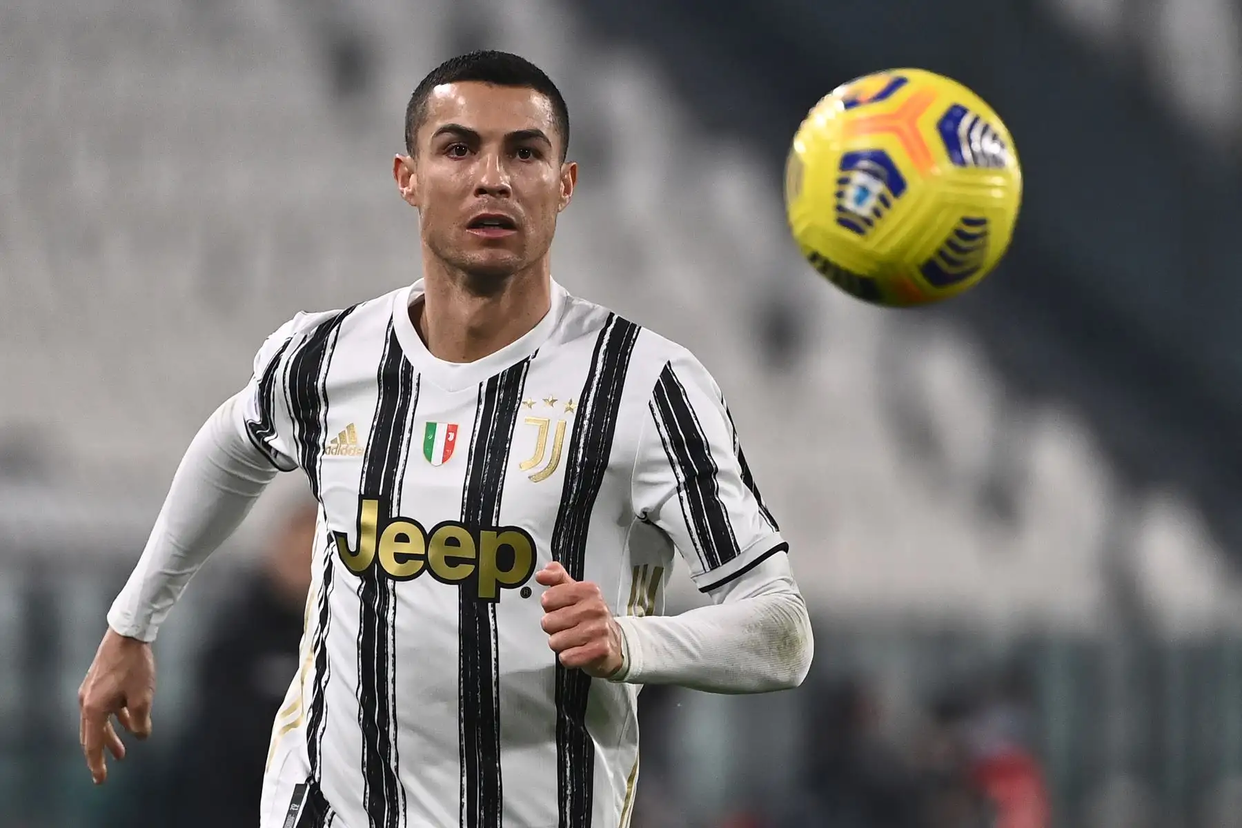 El delantero portugués de la Juventus, Cristiano Ronaldo, mira el balón durante el partido de fútbol de la Serie A italiana. Foto: AFP