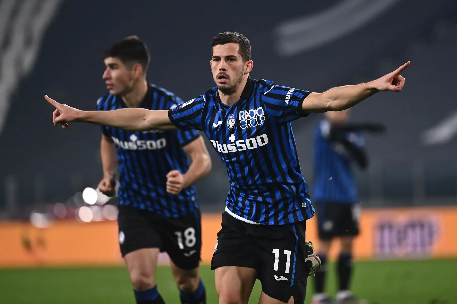 El centrocampista suizo de Atalanta Remo Freuler celebra después de anotar un empate durante el partido de fútbol de la Serie A italiana. Foto: AFP