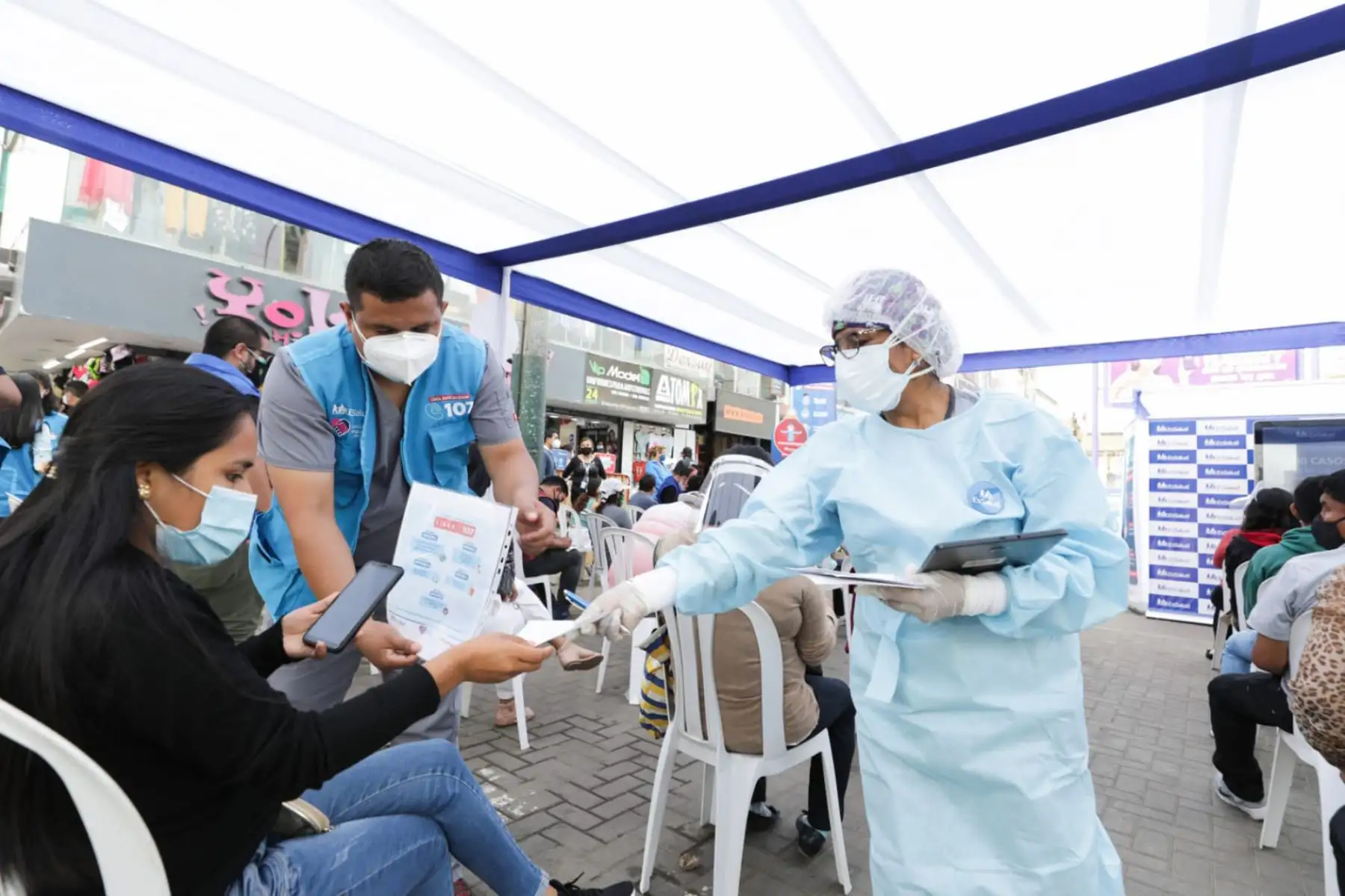La presidenta ejecutiva de Essalud, Fiorella Molinelli supervisa la campaña “ Navidad Segura”que se realiza en el Emporio  Comercial de Gamarra, aplicando más de 1000 pruebas moleculares, vacunación, nutrición y consejería psicológica.
Foto: Essalud